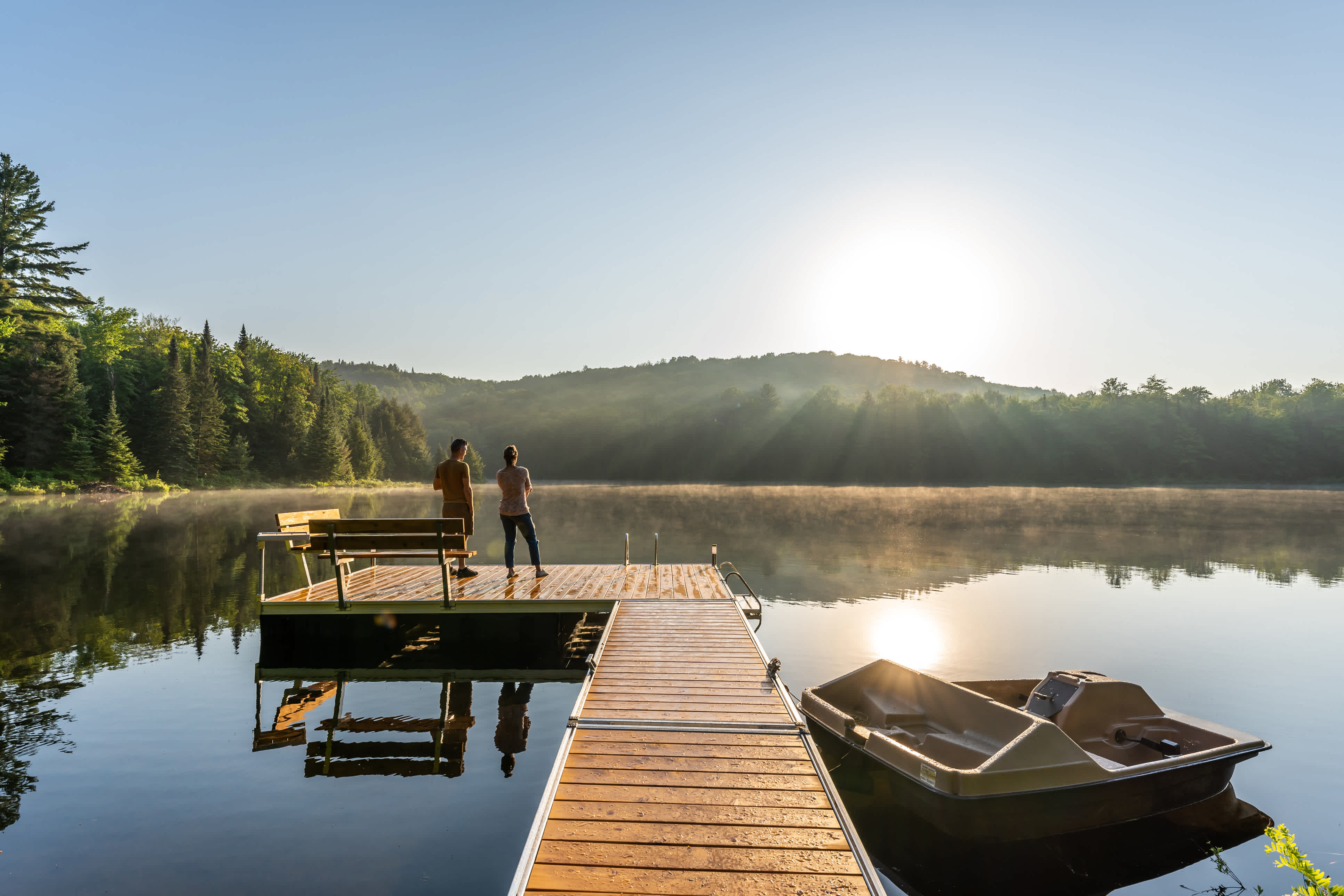 2 Menschen auf einem Holzsteg auf einem See in Kanada 