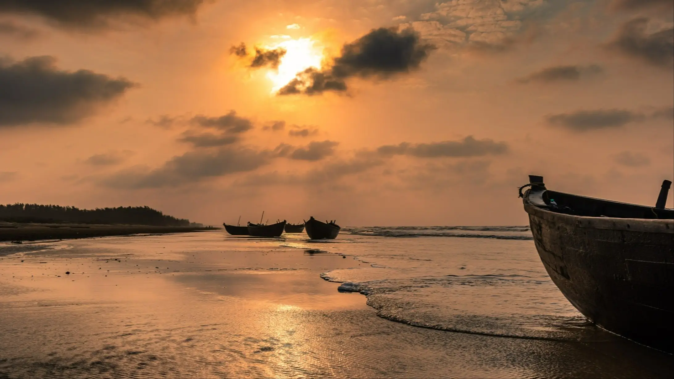Mandarmani Beach, Westbengalen, Indien Fischerboot aus Holu am Strand bei Sonnenuntergang und Booten im Bild.