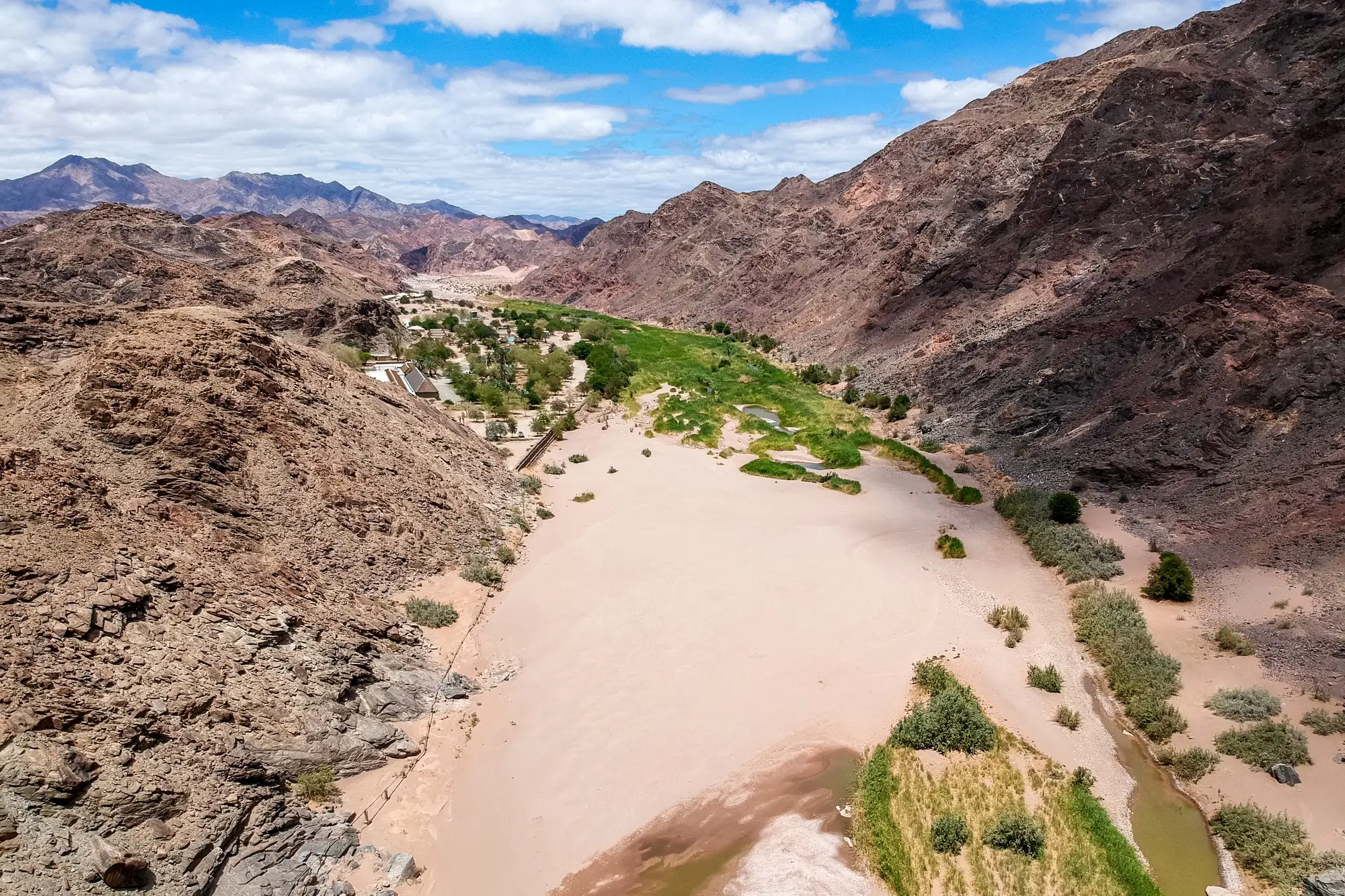 Namibia, Fish River Canyon Luftaufnahmen trockenes Flussbett und Berge in der Nähe von Ai-Ais Hot Springs, Fish River Canyon, Namibia.