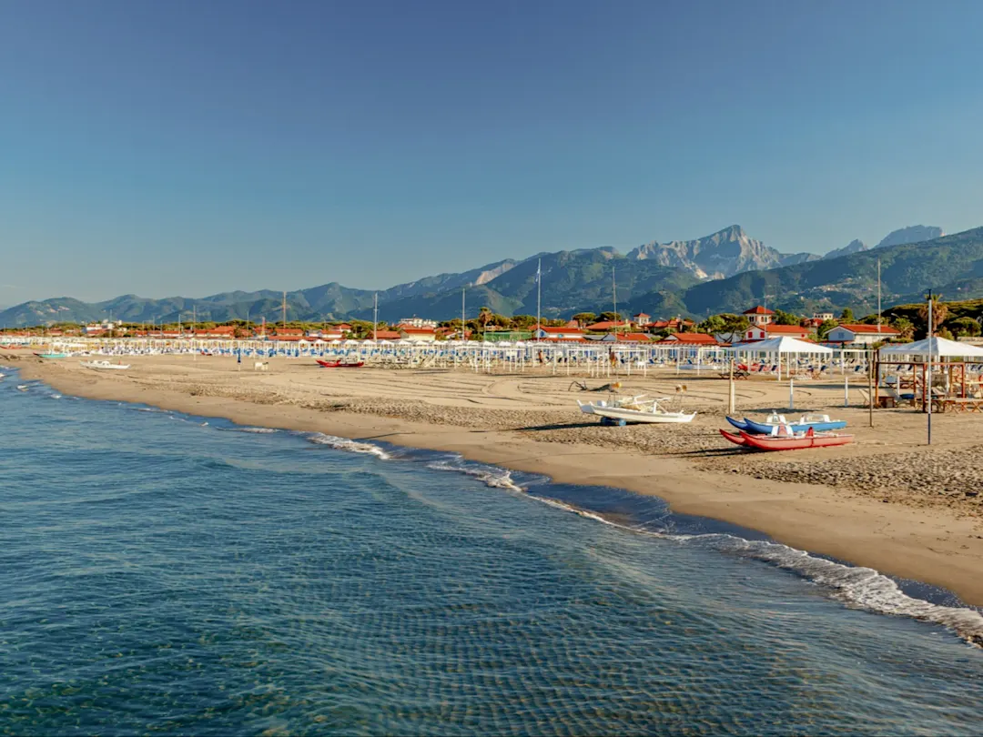 Küstenblick auf Forte dei Marmi, Toskana, Italien. 