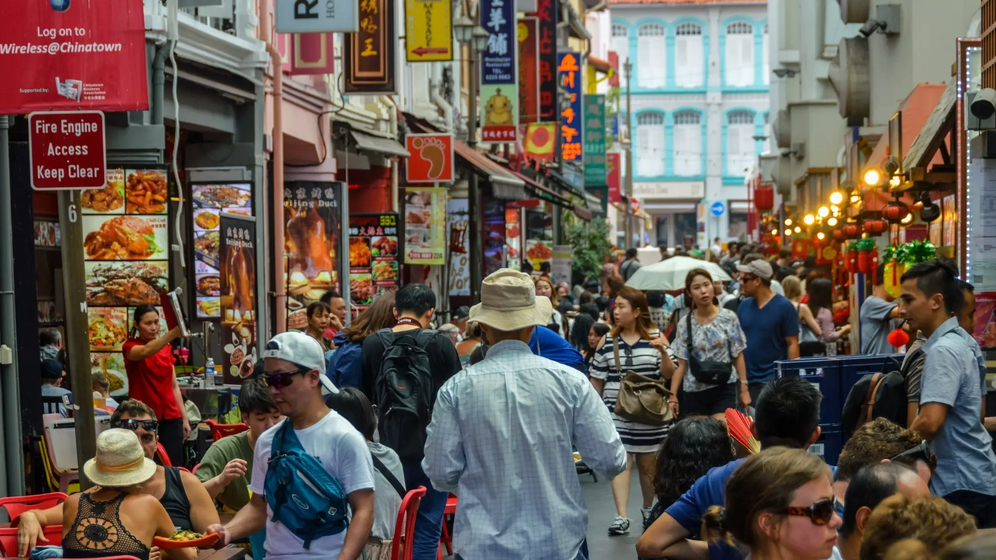 Rue avec des stands de nourriture à Chinatown à Singapour