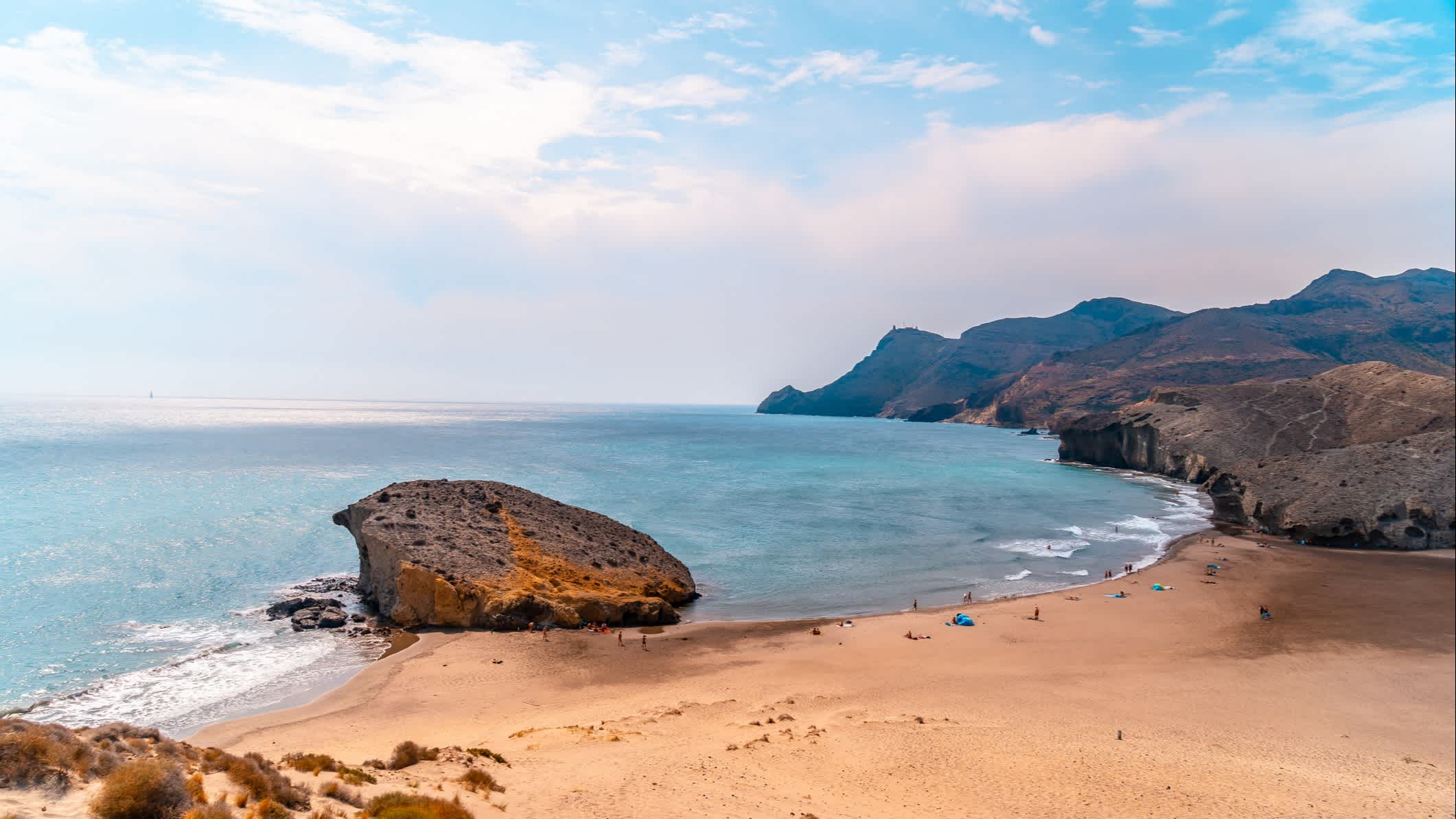 Vue sur le sable et les roches de la plage de Mónsul, Cabo de Gata en Espagne