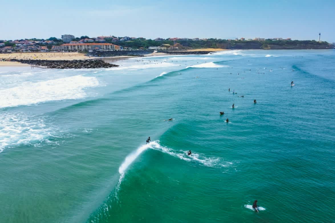 Vue aérienne de surfeurs dans l'eau sur la côte de Biarritz