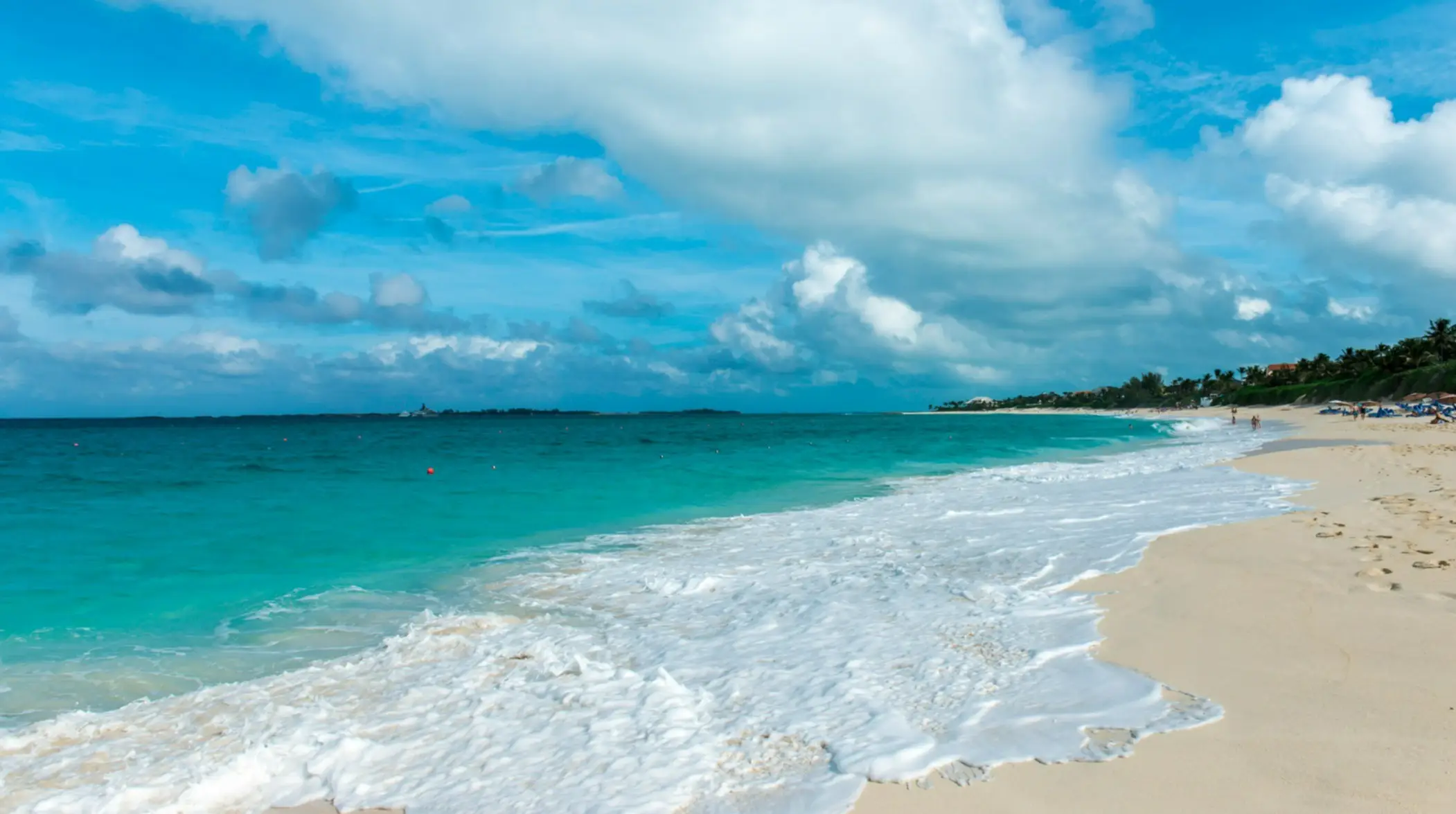 Bahamas, Nassau, Cabbage-Strand Blick auf das türkisfarbene Wasser und den hellen Sand am Cabbage Beach in Nassau auf den Bahamas.