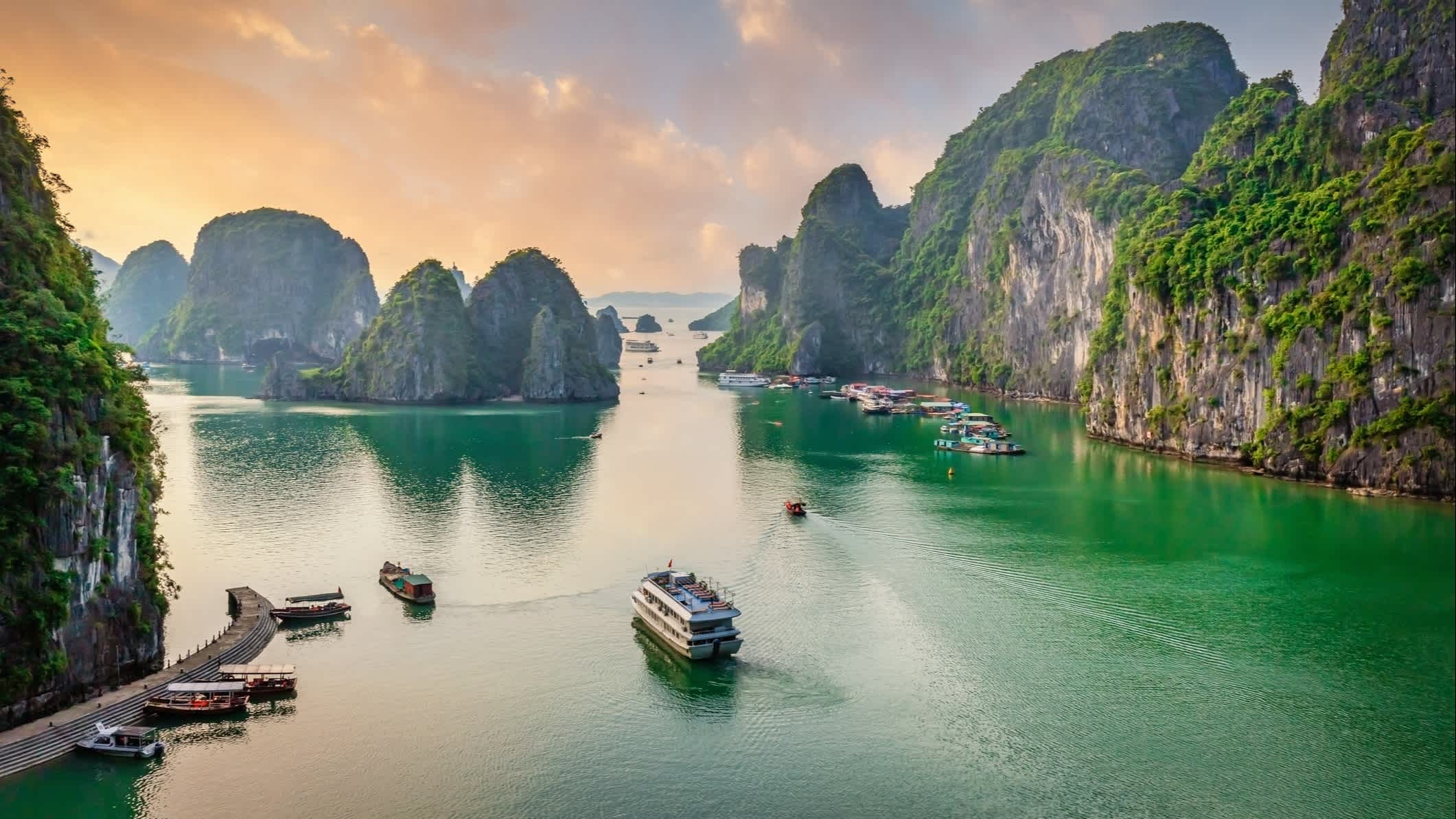 Crépuscule sur le magnifique paysage naturel de la baie d'Halong, Viêt Nam