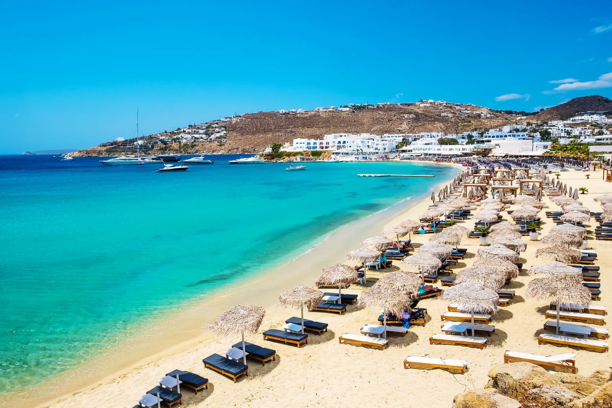 Kieselstrand mit türkisfarbenem Wasser in Gialos, Lefkada, Griechenland.
