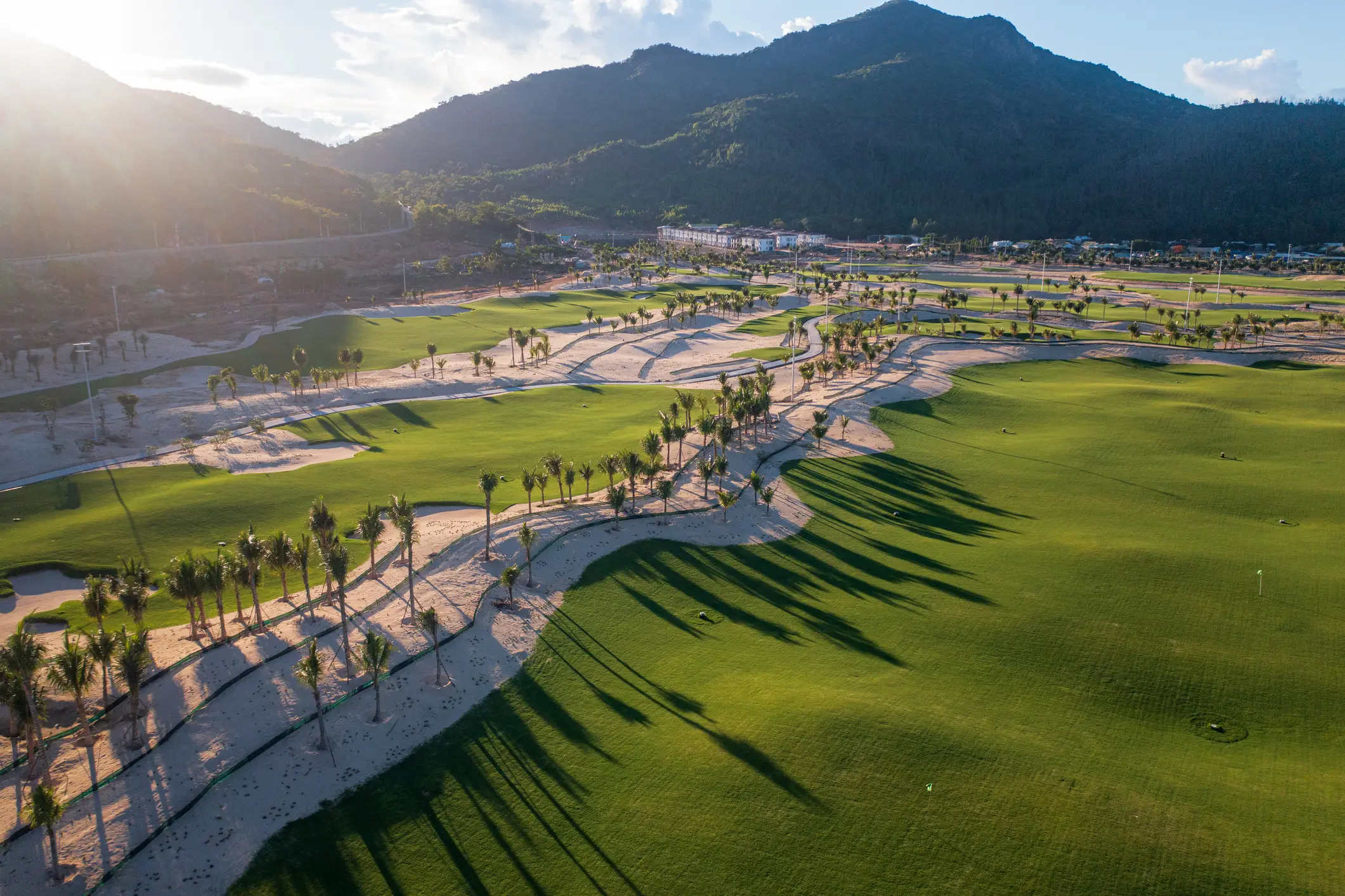Khanh Hoa, Viêt Nam Vue par drone d'une colline de golf avec une pelouse verte - Province de Khanh Hoa