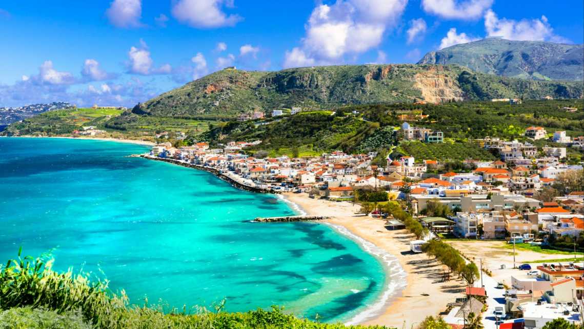 Atemberaubende Aussicht auf die Bucht von Kalyves auf der Insel Kreta, Griechenland