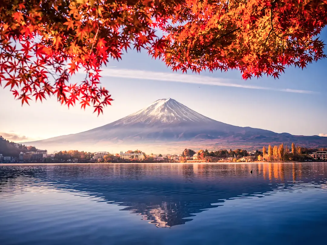 Mount Fuji im Herbst mit roten Ahornblättern und See. Fujikawaguchiko, Yamanashi, Japan.