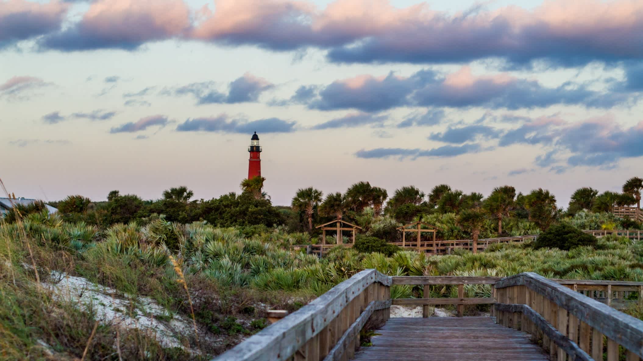 Promenade en bord de mer vers le phare Ponce de Leon près de Daytona, Floride, États-Unis