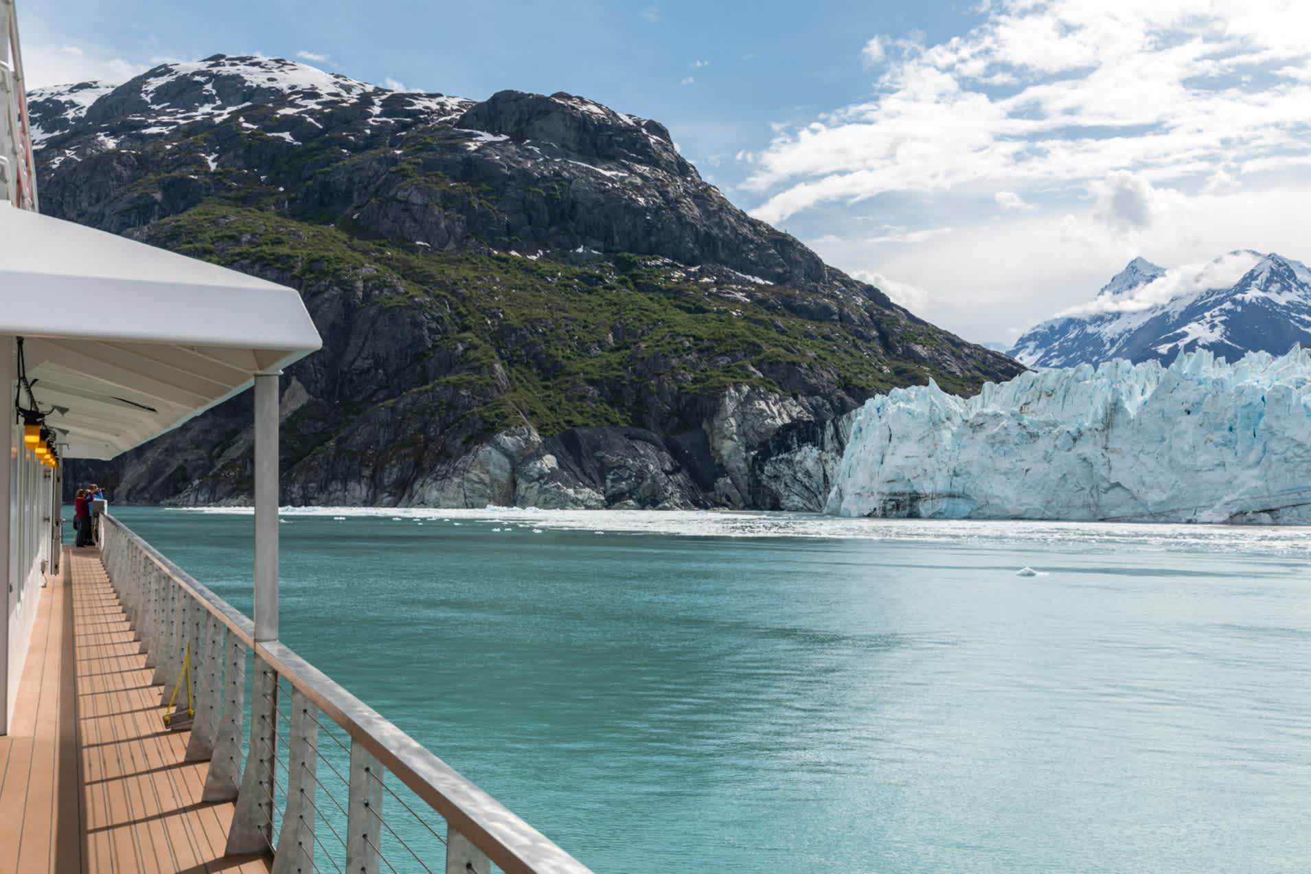 Kreuzfahrtschiff im Glacier Bay National Park in Alaska.
