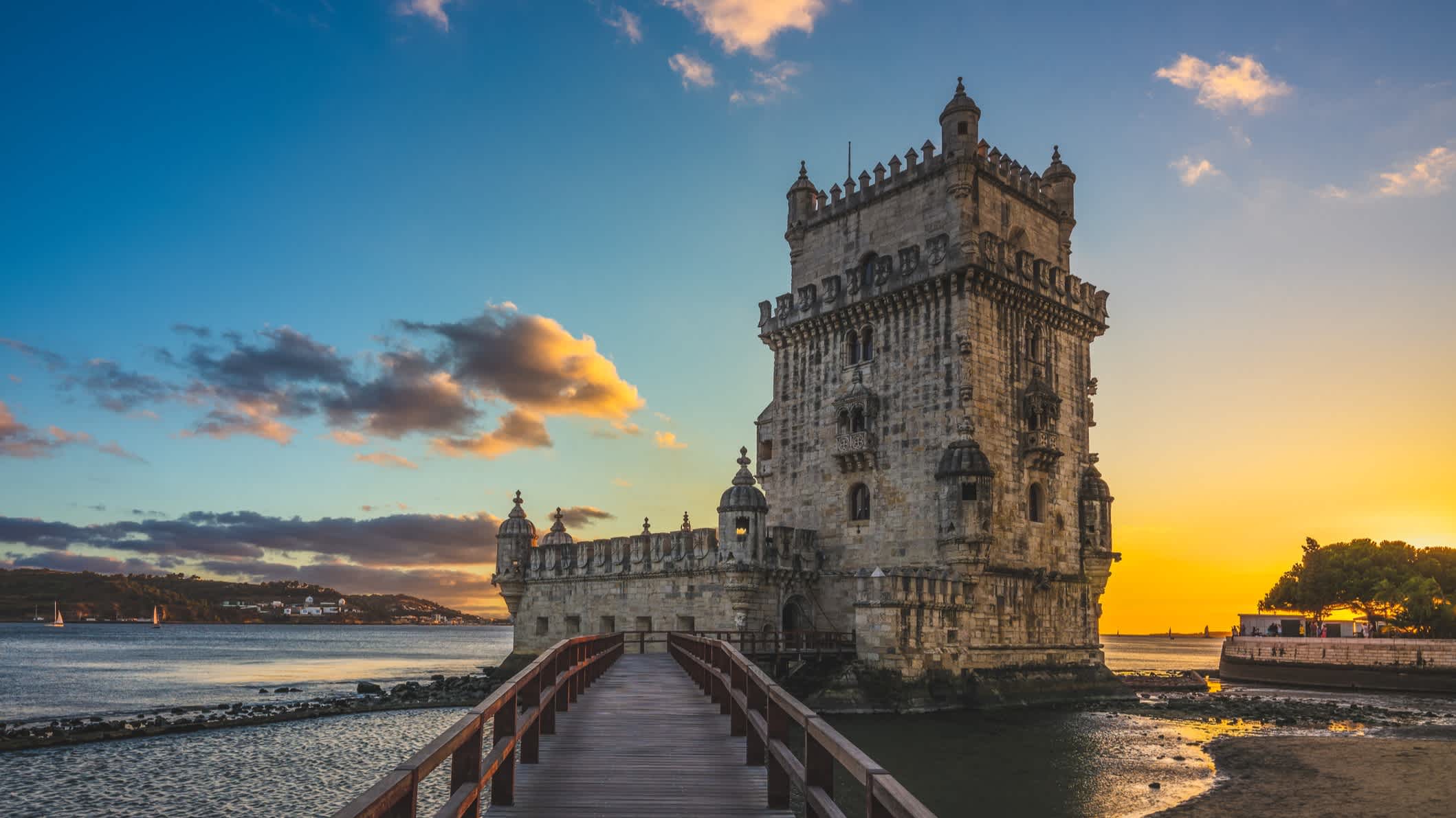 Belem Tower im Stadtteil Belem von Lissabon in der Abenddämmerung, Portugal. 

