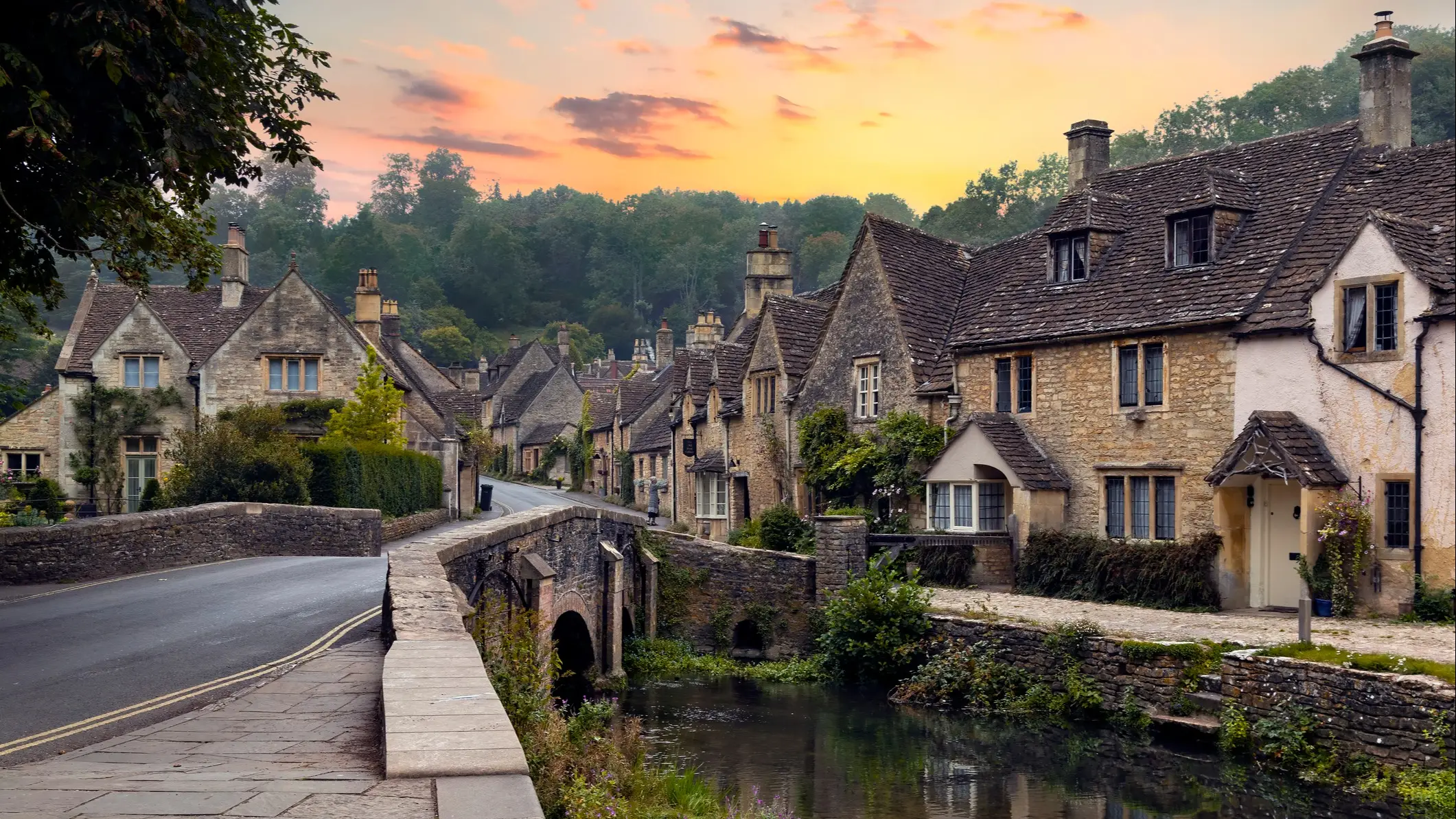 England, Cotswolds, Castle Combe Blick auf den Castle Combe Dorf beim Sonnenuntergang, Cotswolds, England.