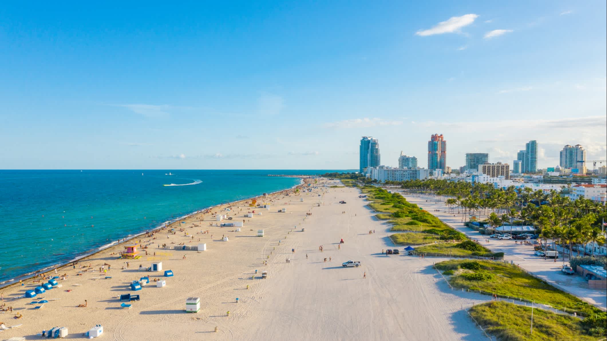 Luftaufnahme der Stadt Miami mit Strand, Florida, USA