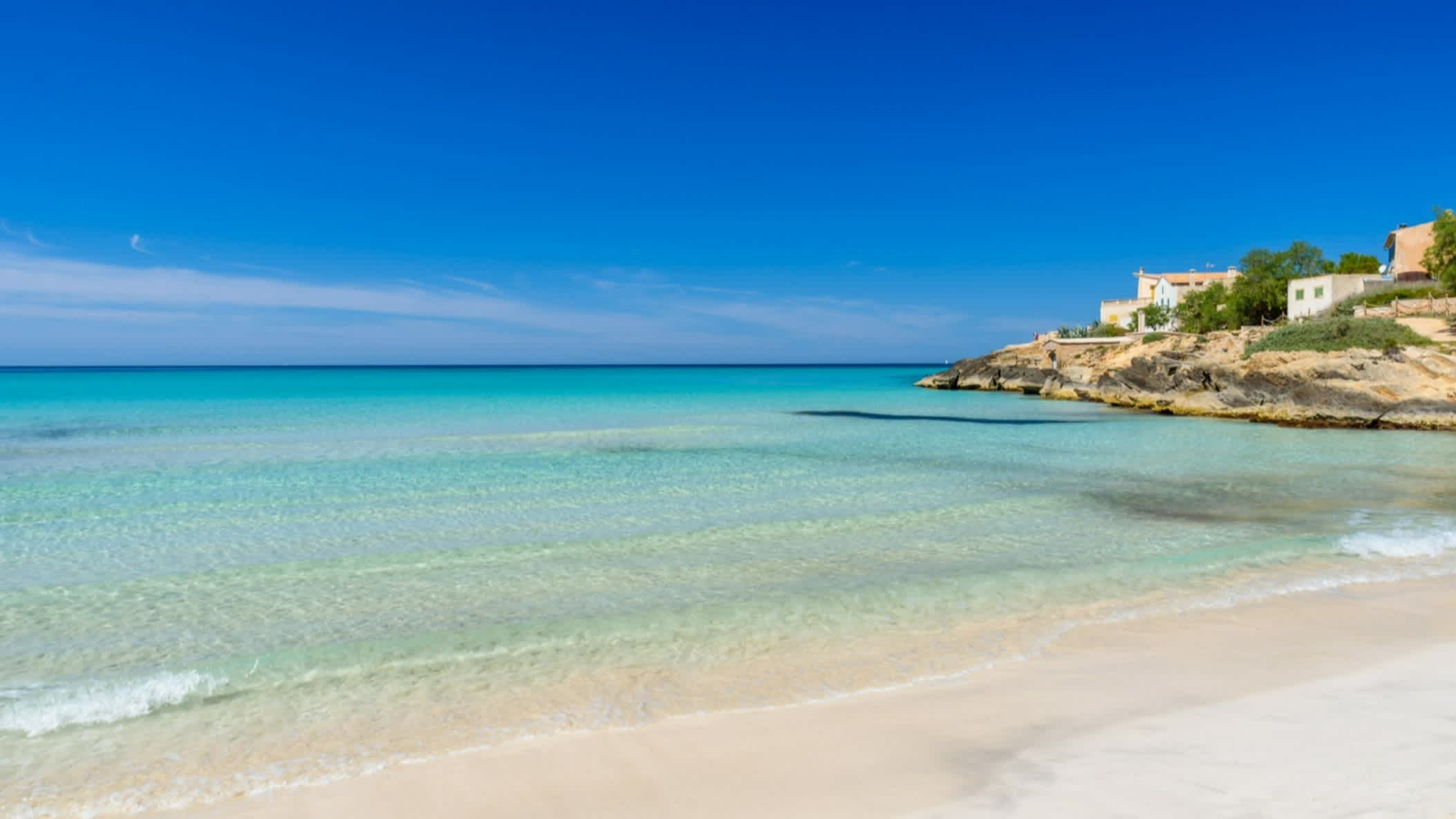 Vue de la mer bleue turquoise et du sable blanc sur la plage Es Trenc à Majorque en Espagne 