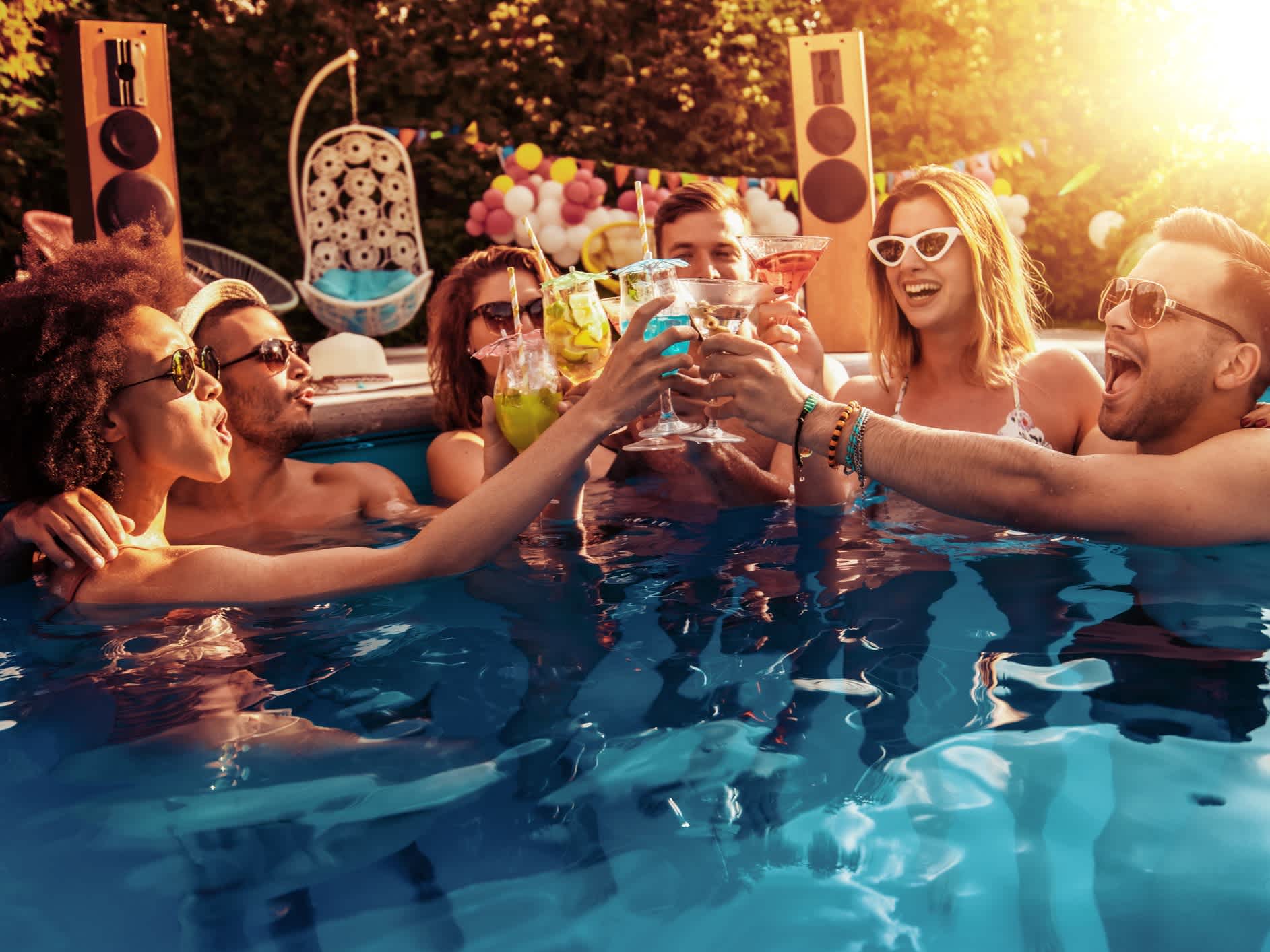 Pool-Party mit Freunden – Stockfoto