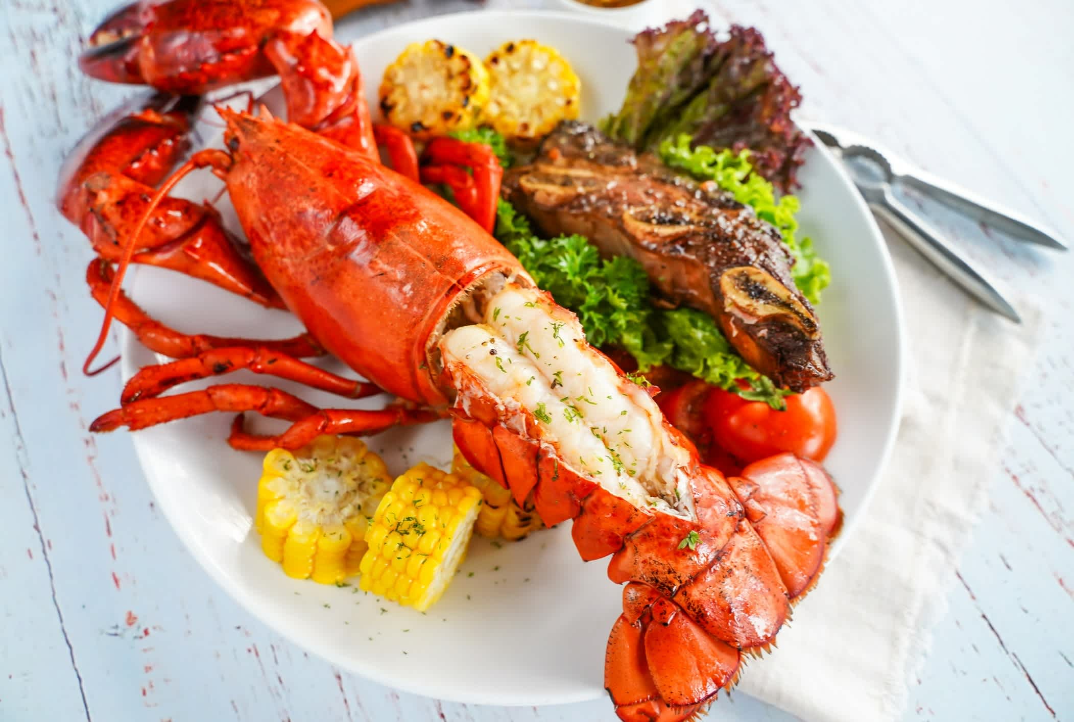 Queues de homard cuites avec légumes