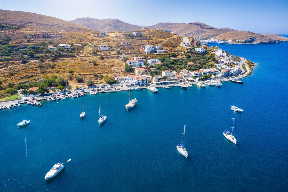Vue panoramique du petit village et de la marina des marins de Vourkari sur l'île de Kea Tzia, Cyclades, Grèce.