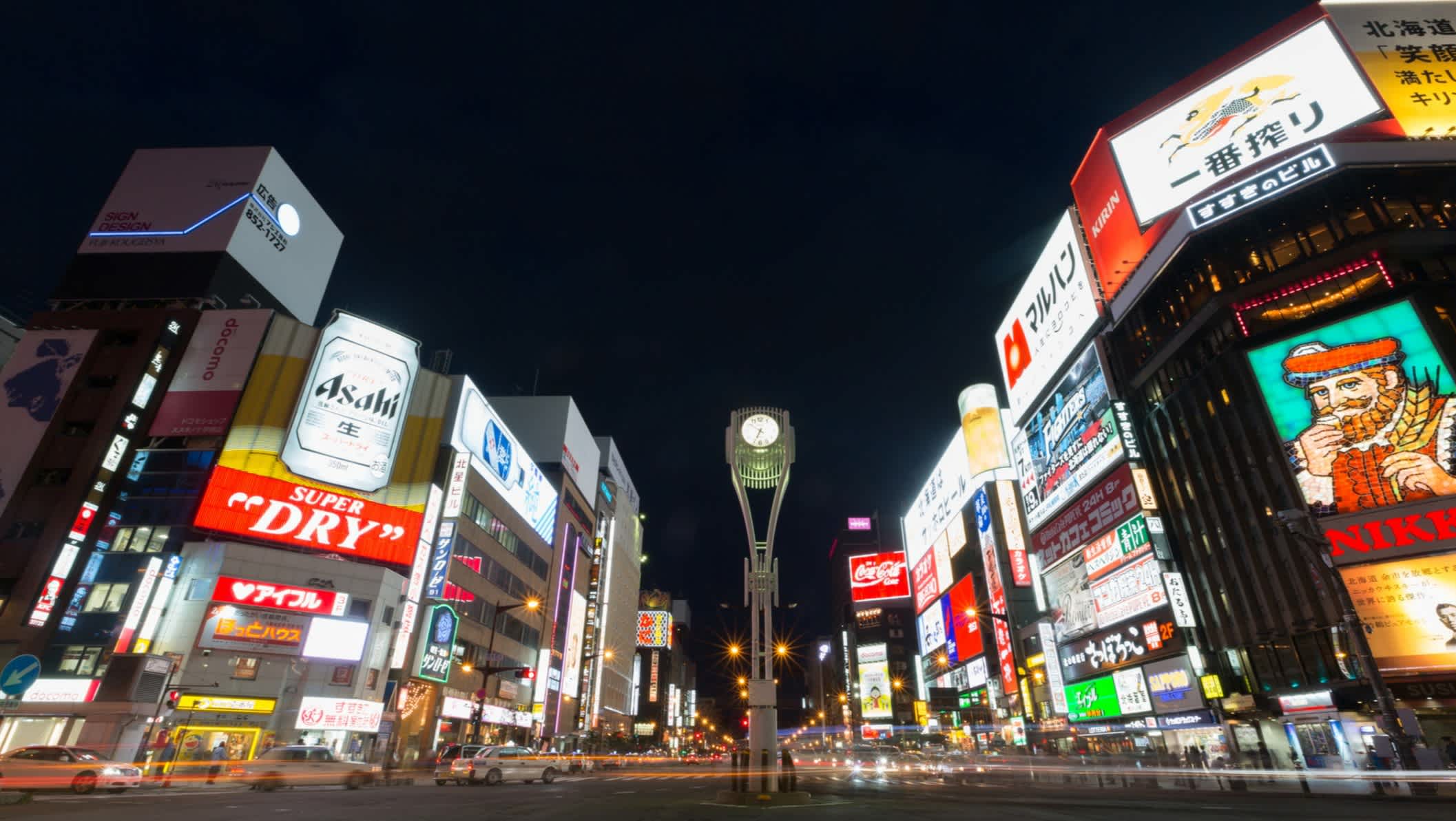 Quartier Susukino de nuit à Sapporo au Japon