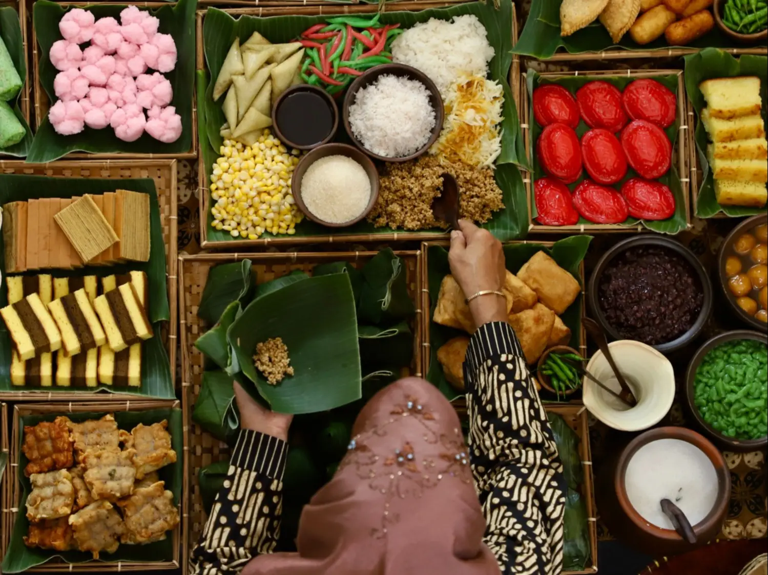 Indonesien Marktstand mit traditionellen indonesischen Snacks