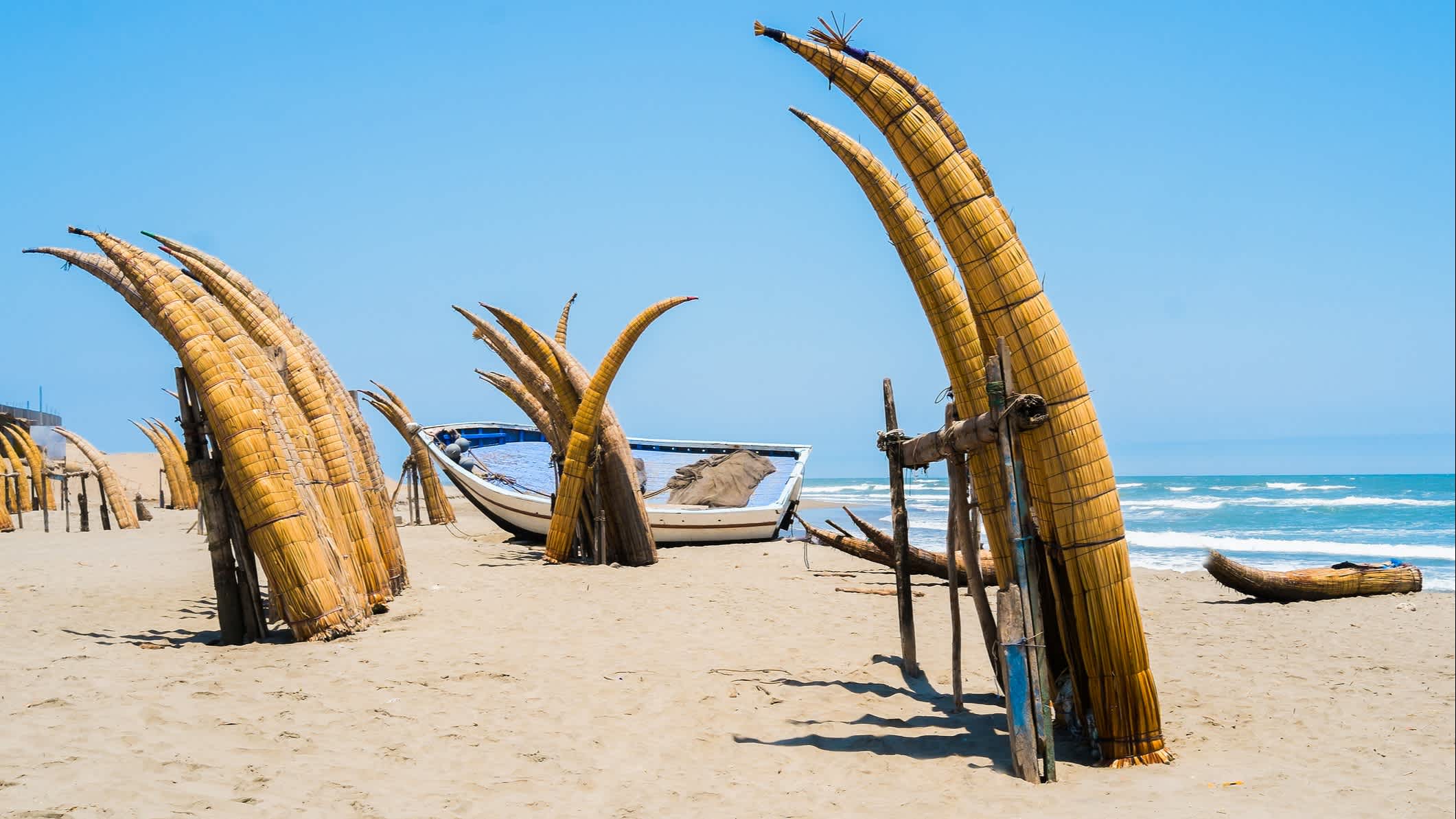 Typisches Fischerboot Caballitos am Strand von Pimentel, Chiclayo, Peru