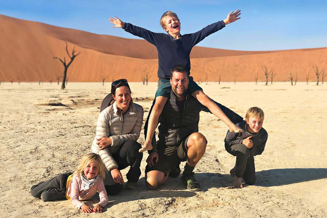 Familie mit Kindern am Dead Vlei Dooievlei Sossusvlei in der namibischen Wüste.