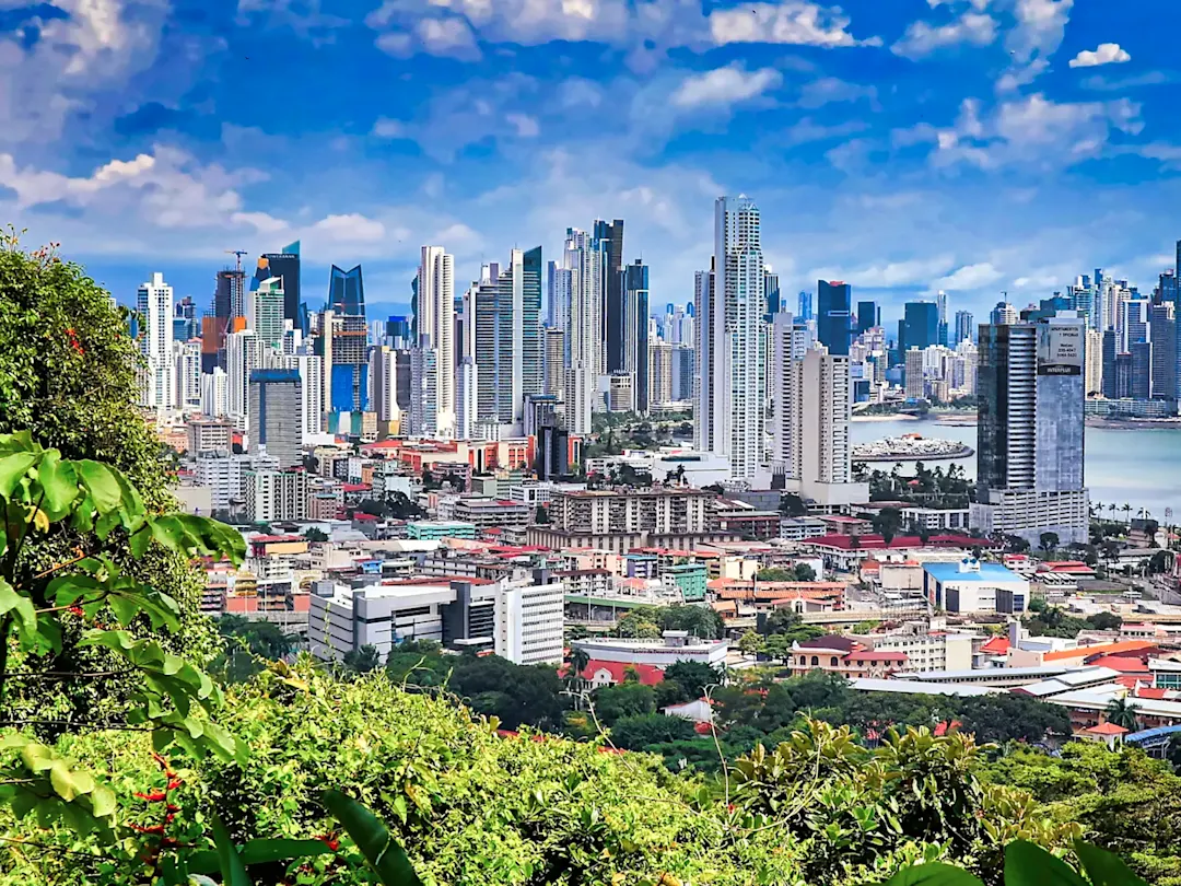 Die moderne Skyline von Panama-Stadt mit Wolkenkratzern und tropischer Vegetation. Panama-Stadt, Panama.