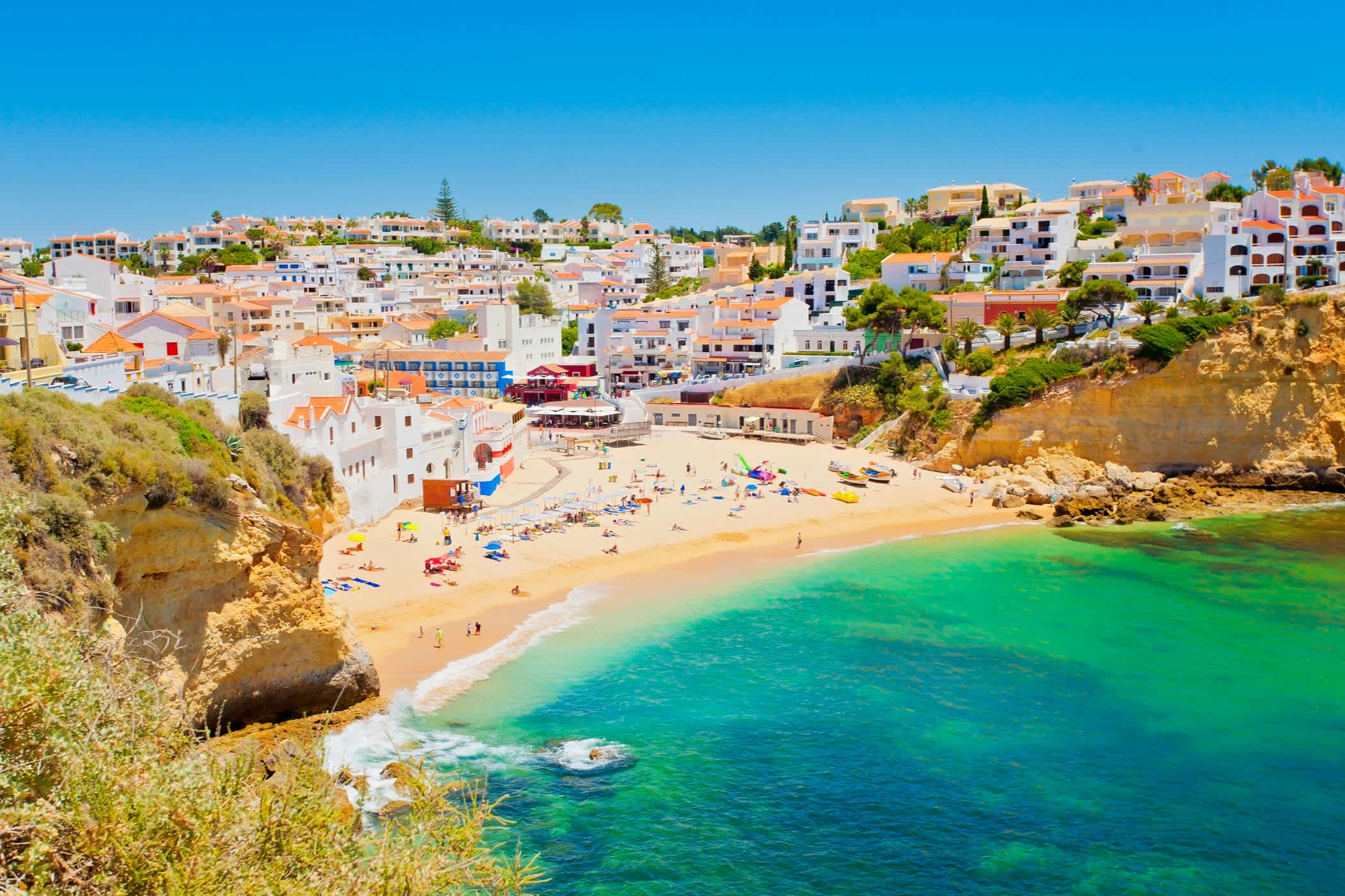 Vue aérienne de la ville de Carvoeiro en Algarve