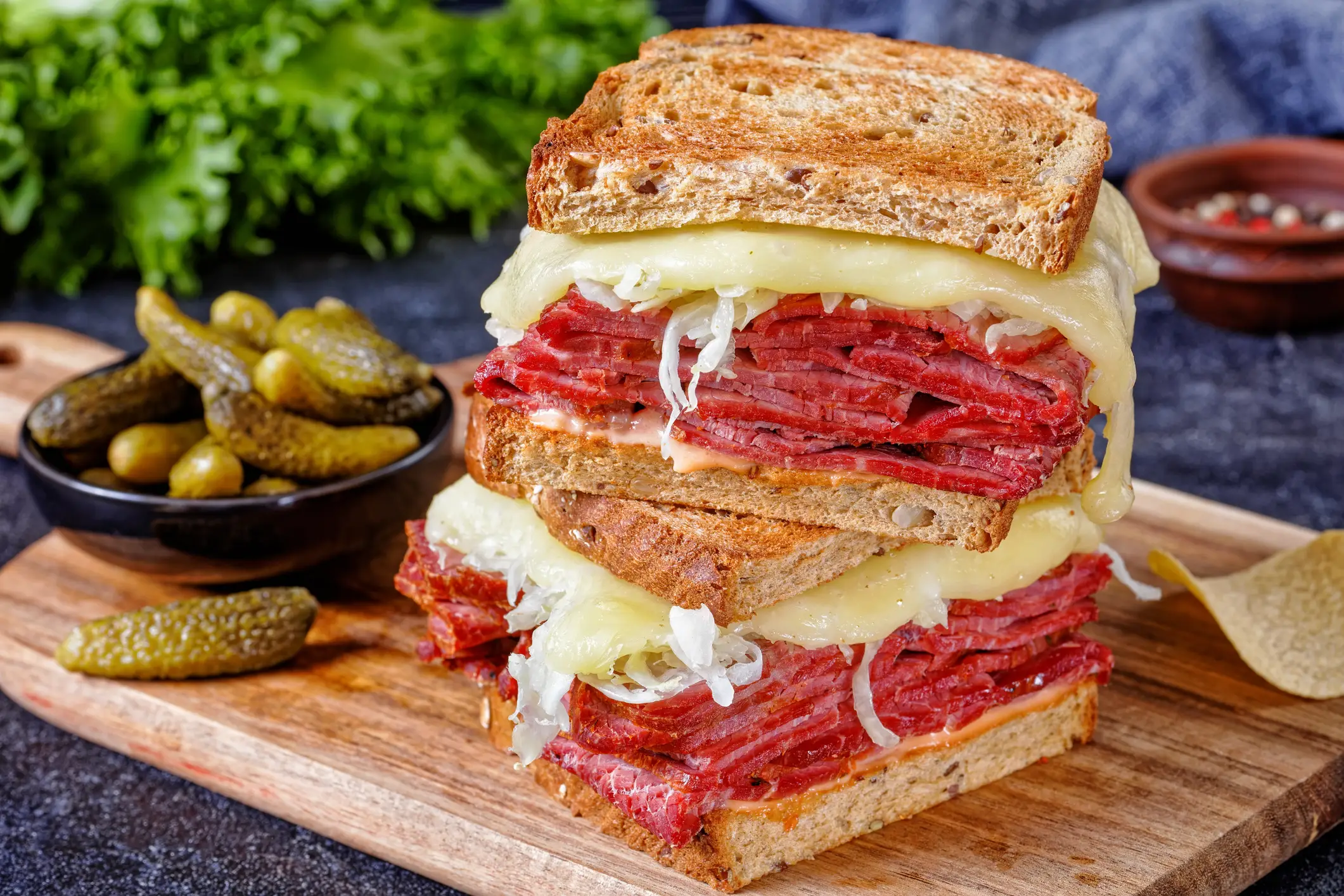 Nationalgerichte, USA, Reuben-Sandwich Ruben-Sandwich mit Corned Beef, typisches Essen für die USA.