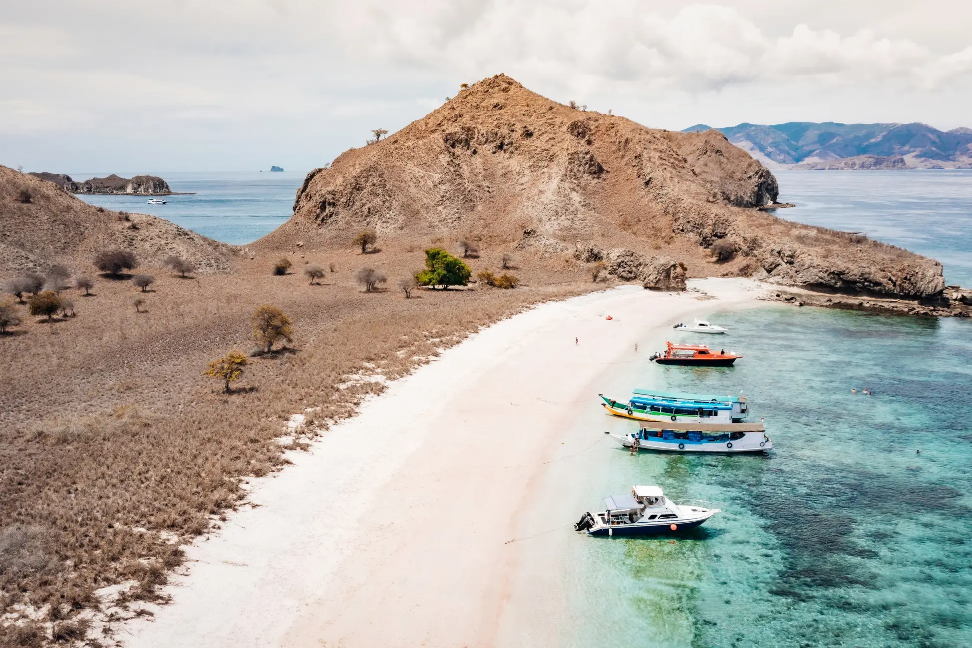 Indonésie, îles Komodo Bateaux d'excursion sur la plage de Padar Island Pink Beach, îles Komodo, Indonésie.