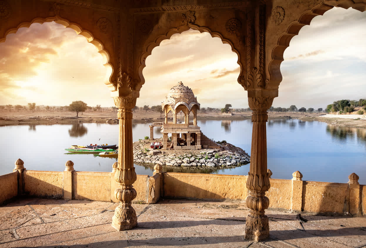 Tempel am Wasser in Indien

