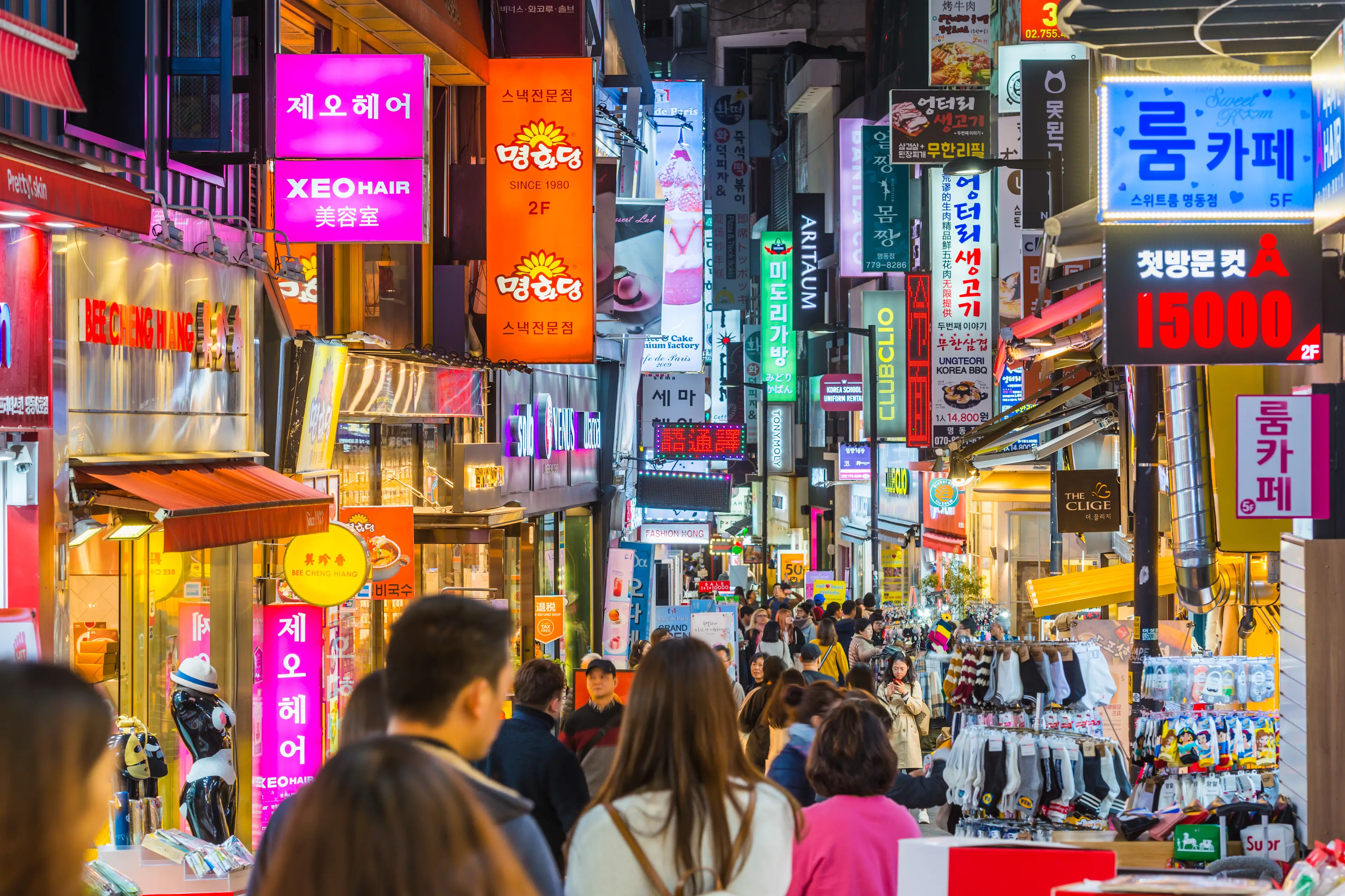 Südkorea, Seoul, Innenstadt Bunte Leuchtschilder in einer viel besuchten Straße in Seoul