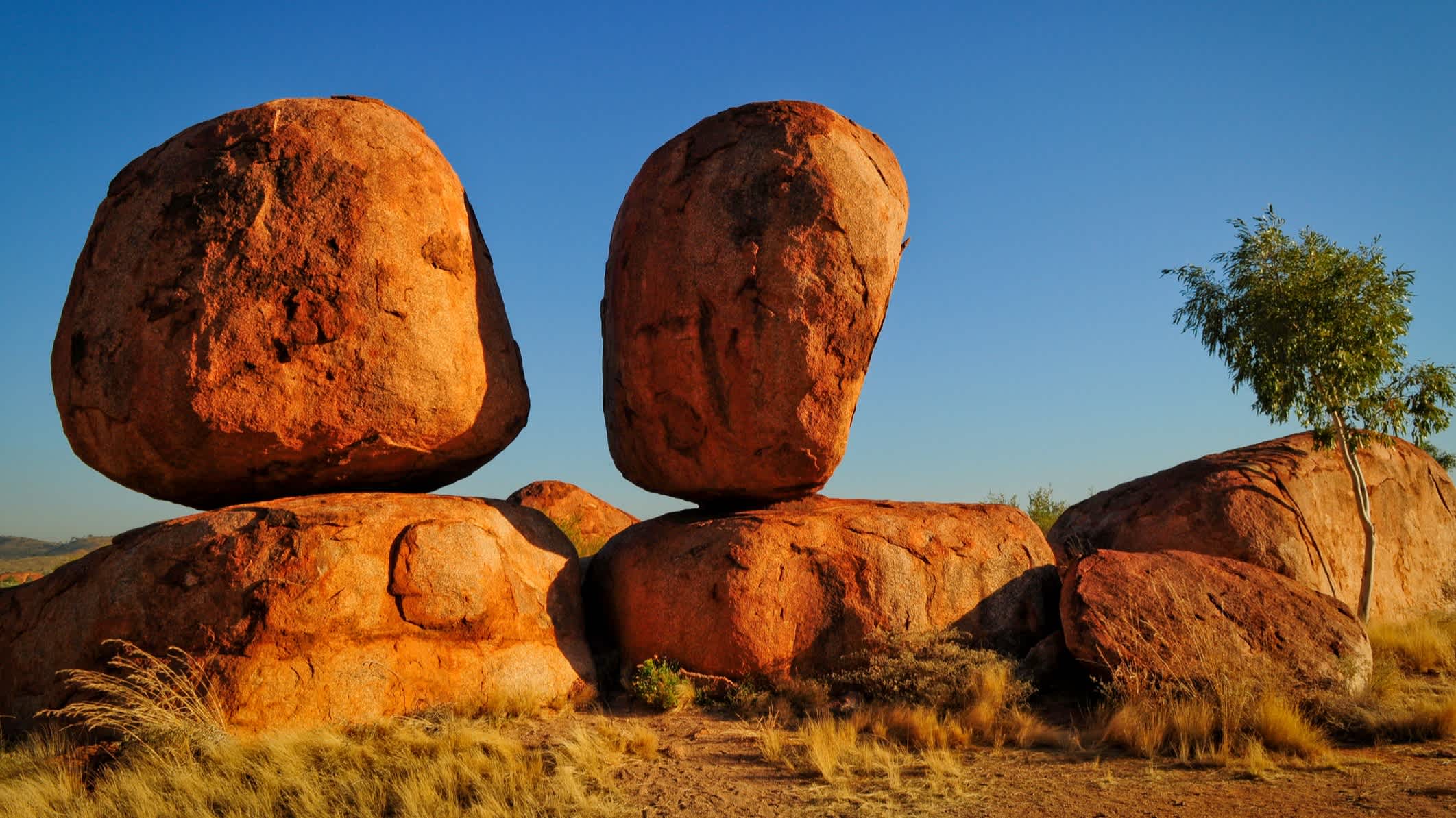 Pierres dressées appelées "Devils Marbles" dans l'outback australien.