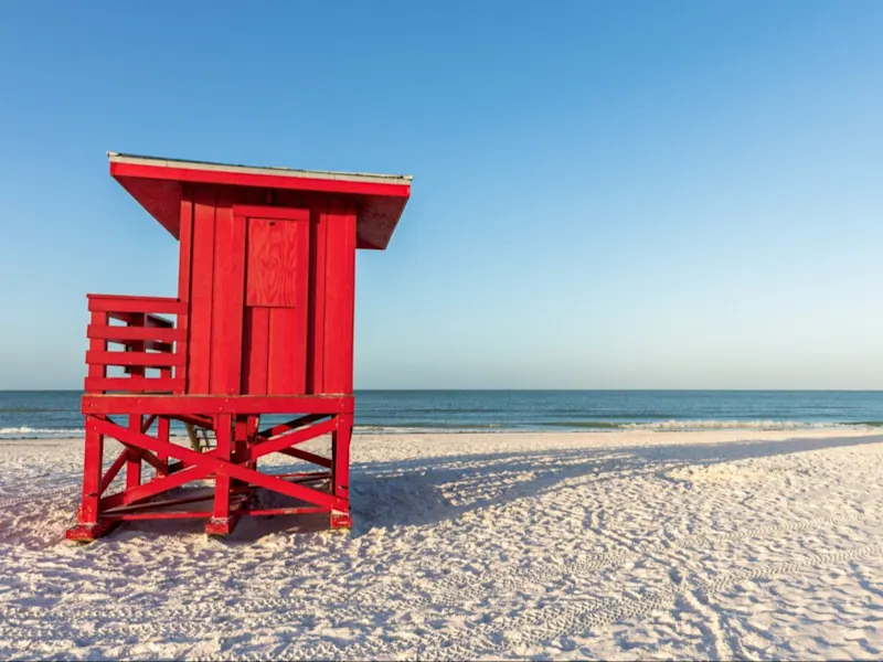 USA Florida Siesta Beach Siesta Beach in Florida ist bekannt für seinen feinen, weißen Sand und das klare, türkisfarbene Wasser – ein perfekter Ort zum Entspannen und Schwimmen