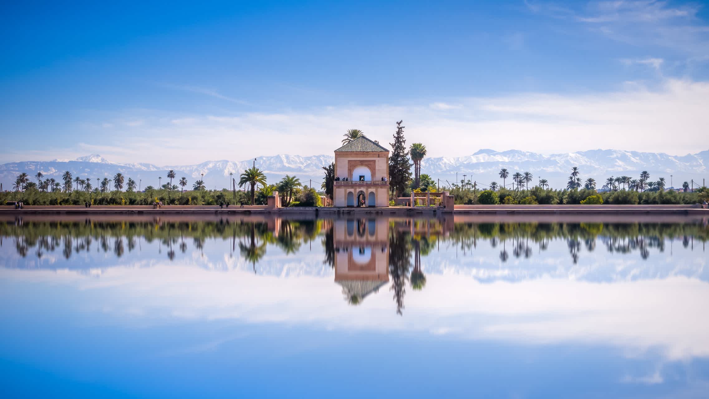 Blick auf den Saadian-Pavillon in den Menara-Gärten, Marrakesch, Marokko

