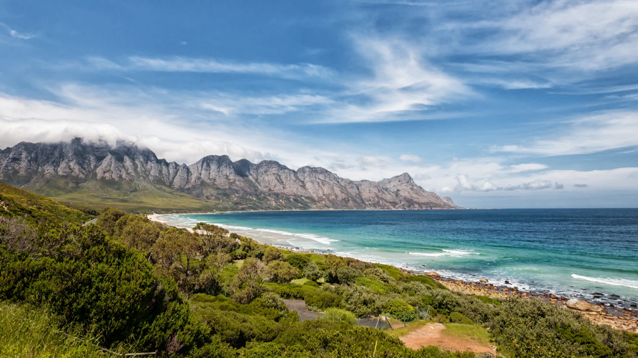 Afrique du Sud, Garden Route, vue sur la côté et montagnes en arrière-plan