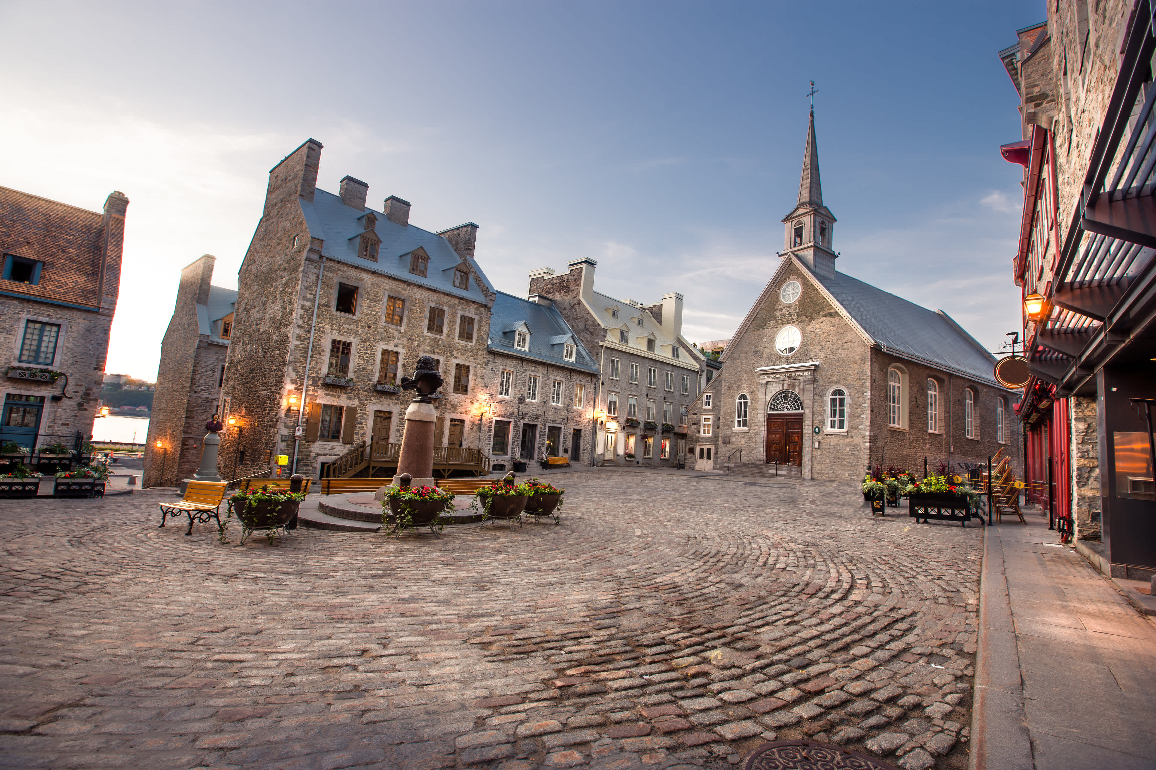 Kirche und mit Kopfstein gepflasterter Platz in der Altstadt von Québec City