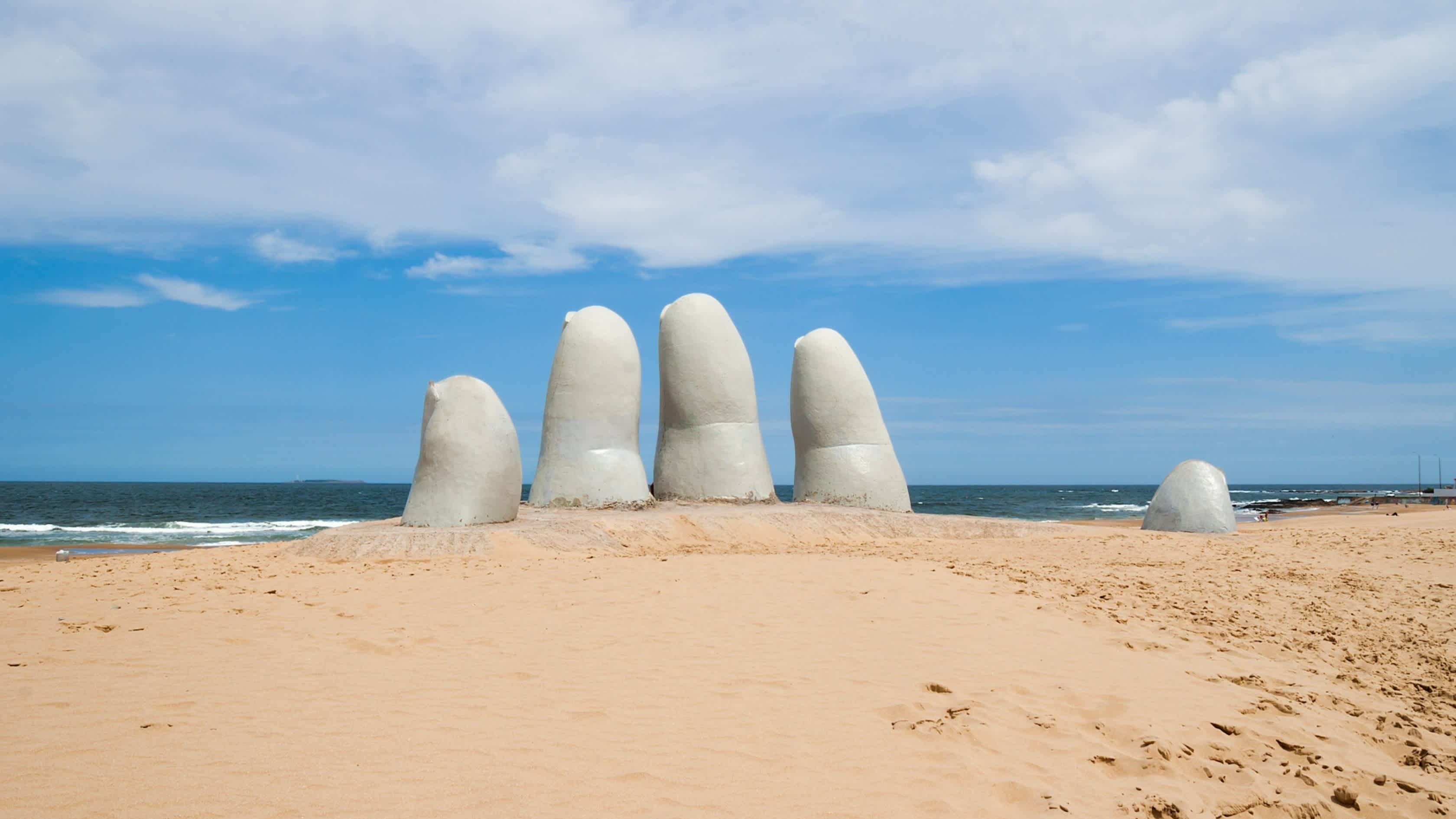 Riesige Handskulptur am Strand in Punta del Este, Uruguay bei schönem Wetter.