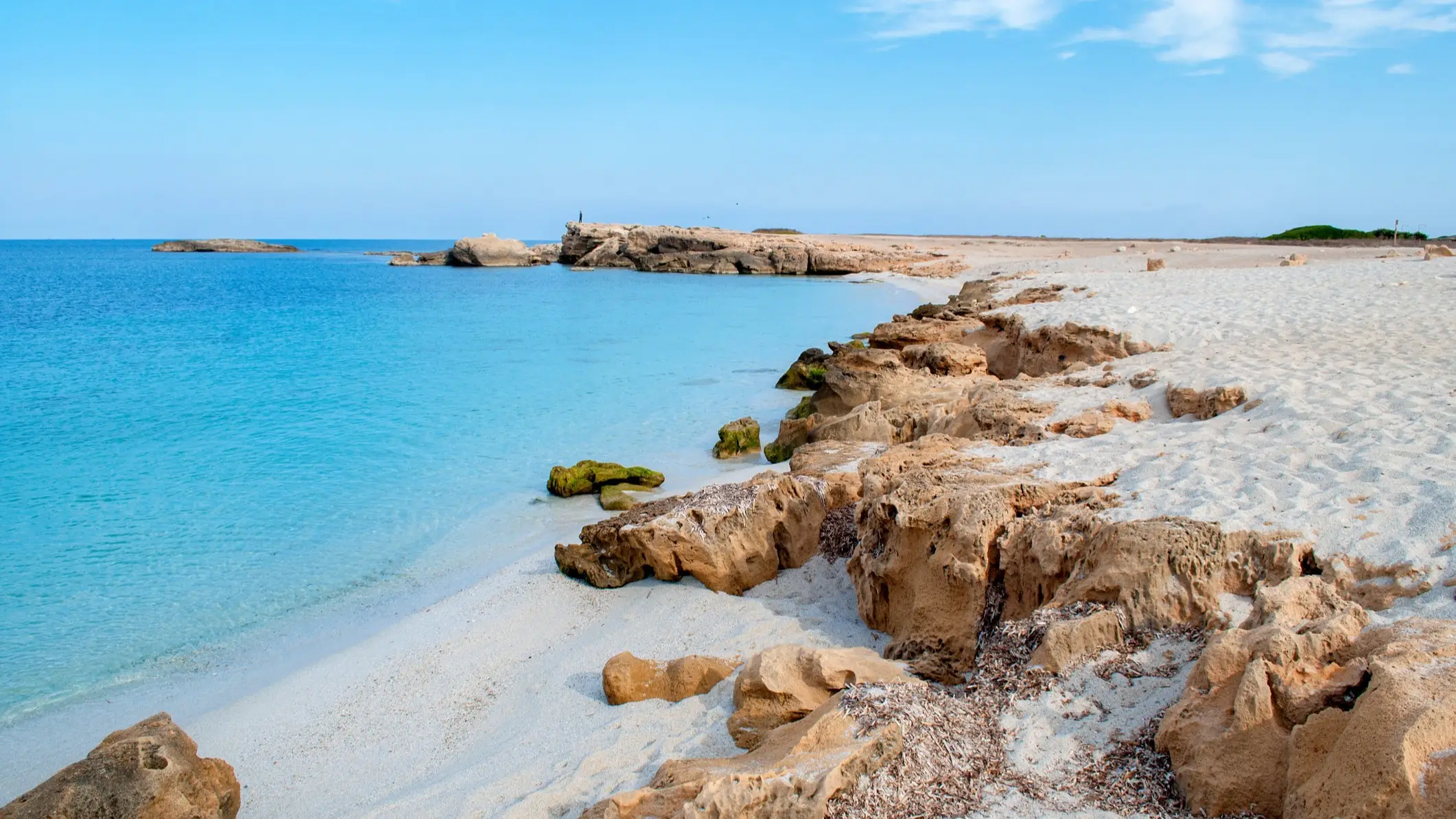 Italien, Sardinien, Is Arutas Blick zum leeren Strand Is Arutas in Sardinien, Italien mit Felsen im Bild sowie bei Sonnenschein.