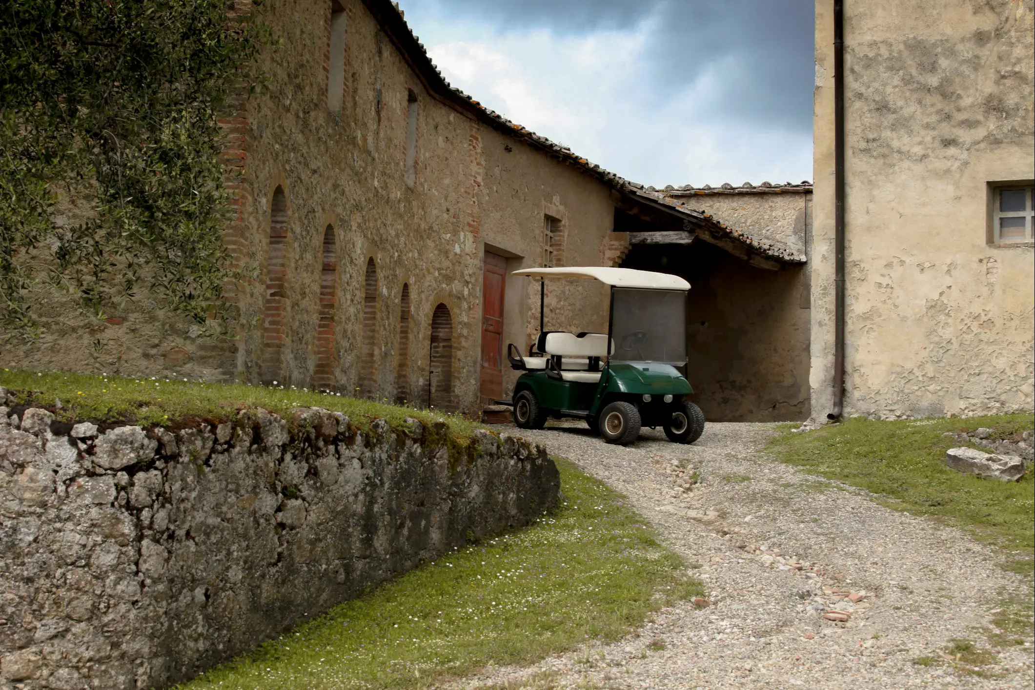 Ein Golf-Auto bei einem traditionellen Gebäude in der Toskana, Italien