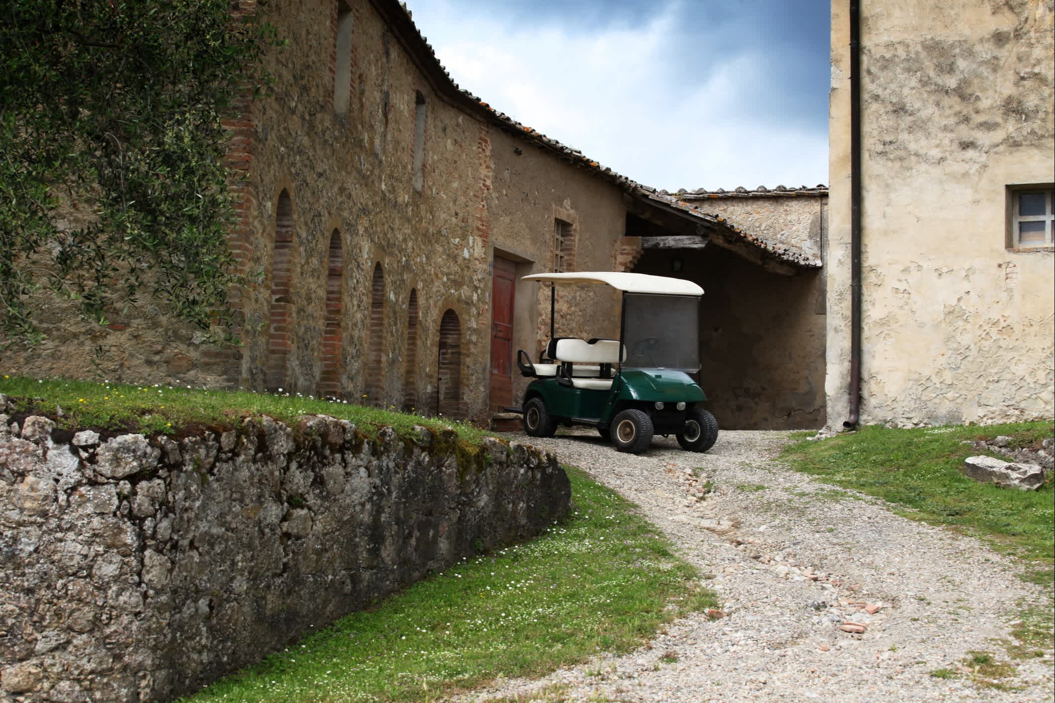 Ein Golf-Auto bei einem traditionellen Gebäude in der Toskana, Italien