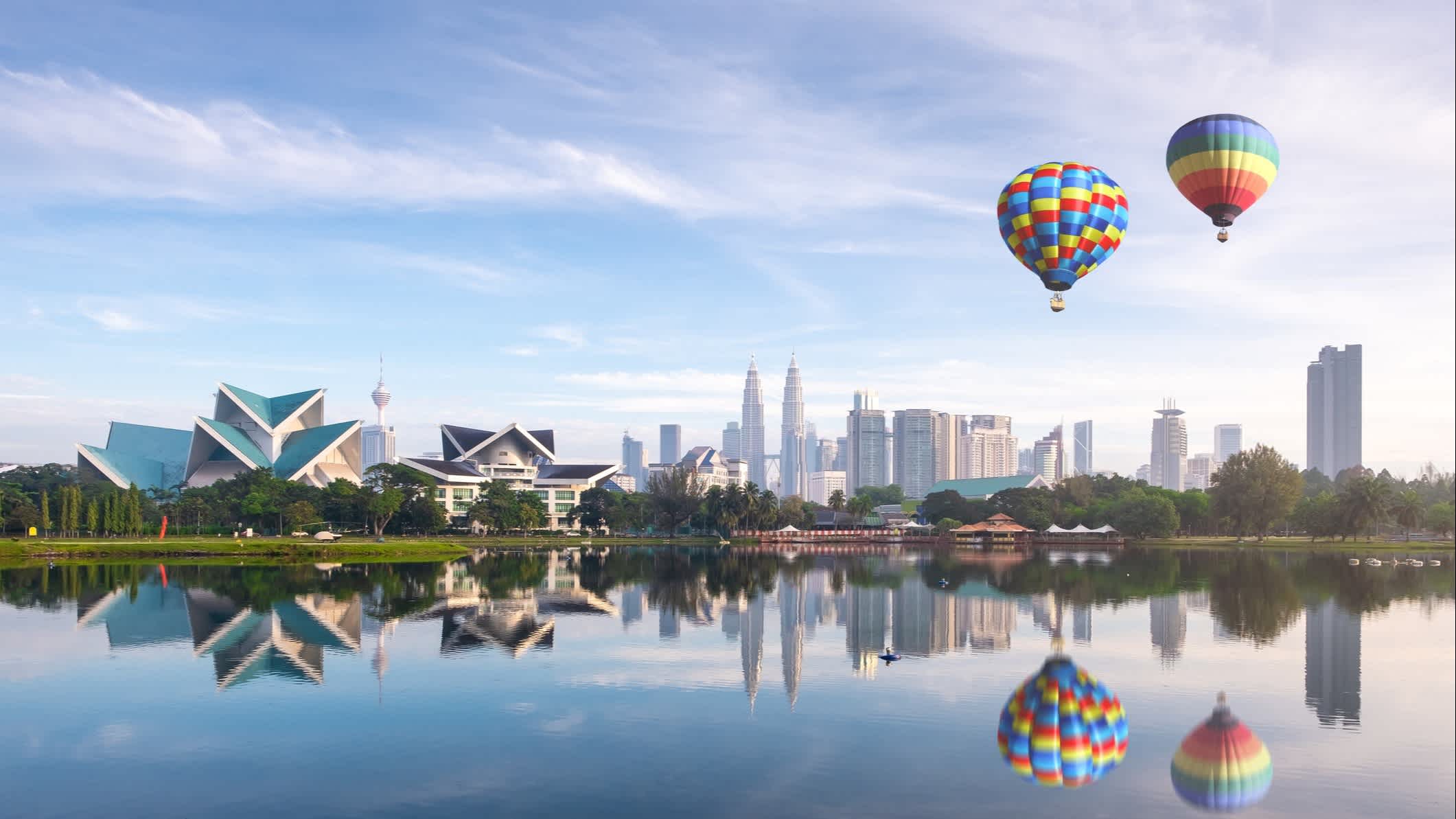 Heißluftballonen über Kuala Lumpur Skyline in Titiwangsa Park, Malaysia.