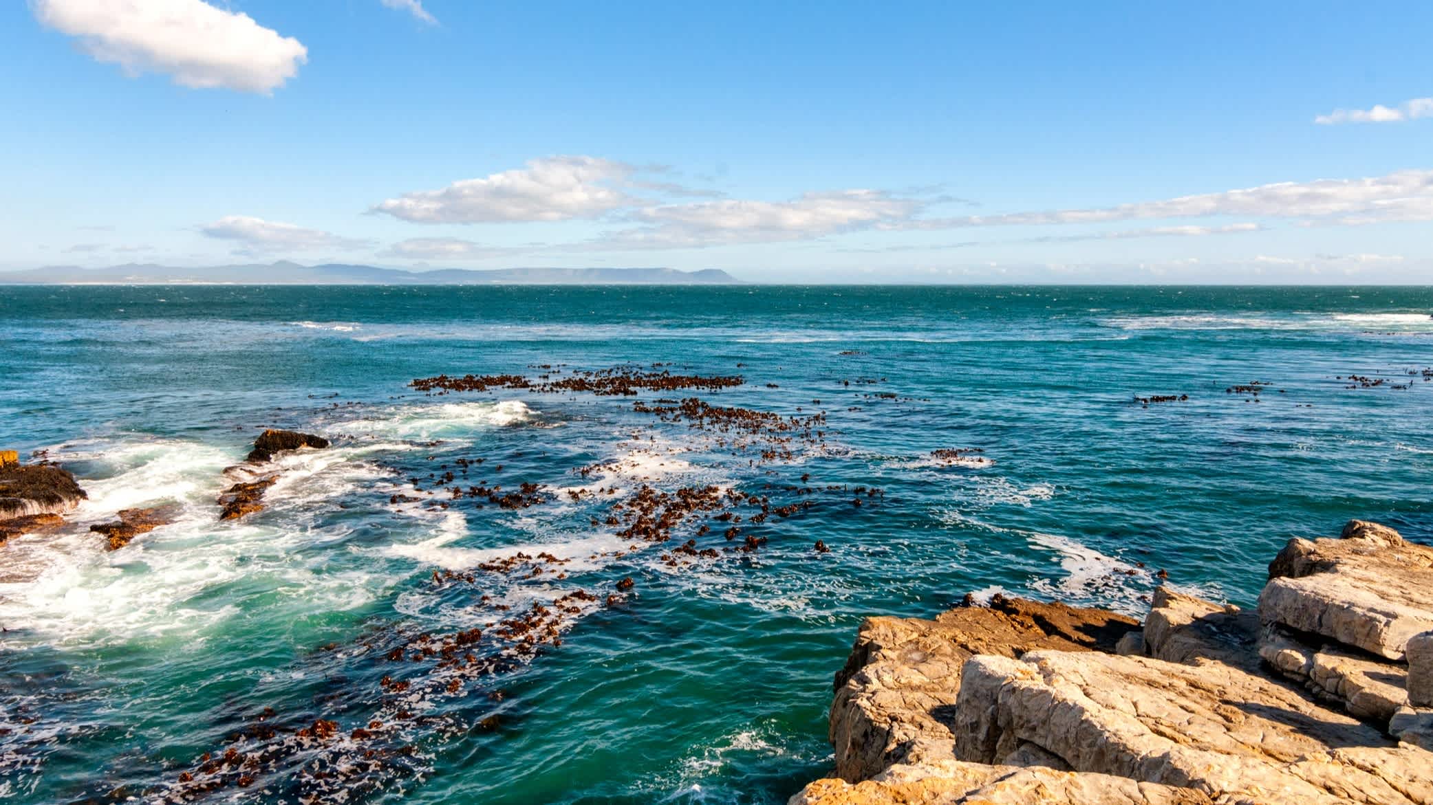 Küste von Hermanus mit Klippen und Meer