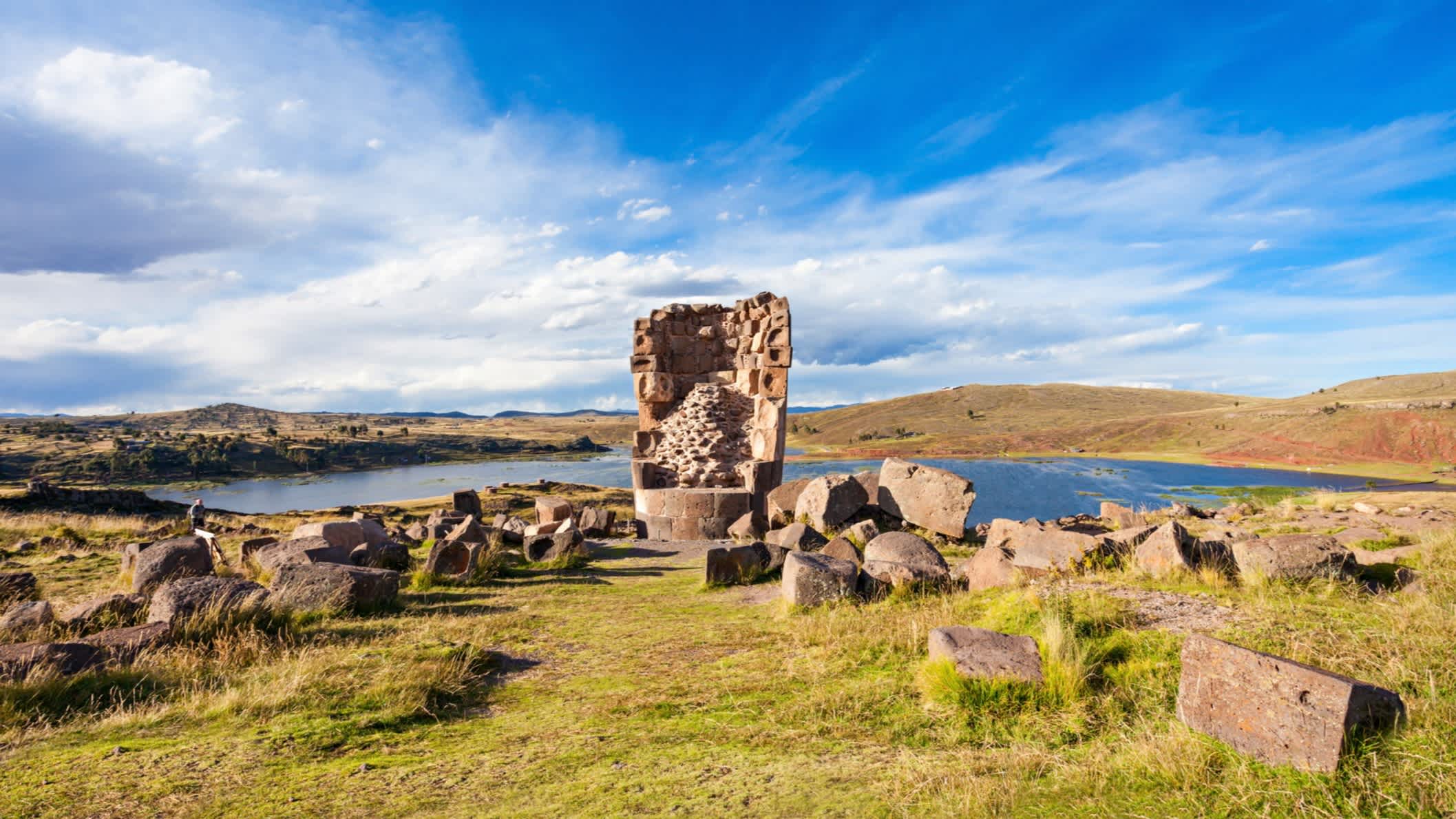 Sillustani ist eine vorinkanische Begräbnisstätte am Ufer des Umayo-Sees in der Nähe von Puno in Peru