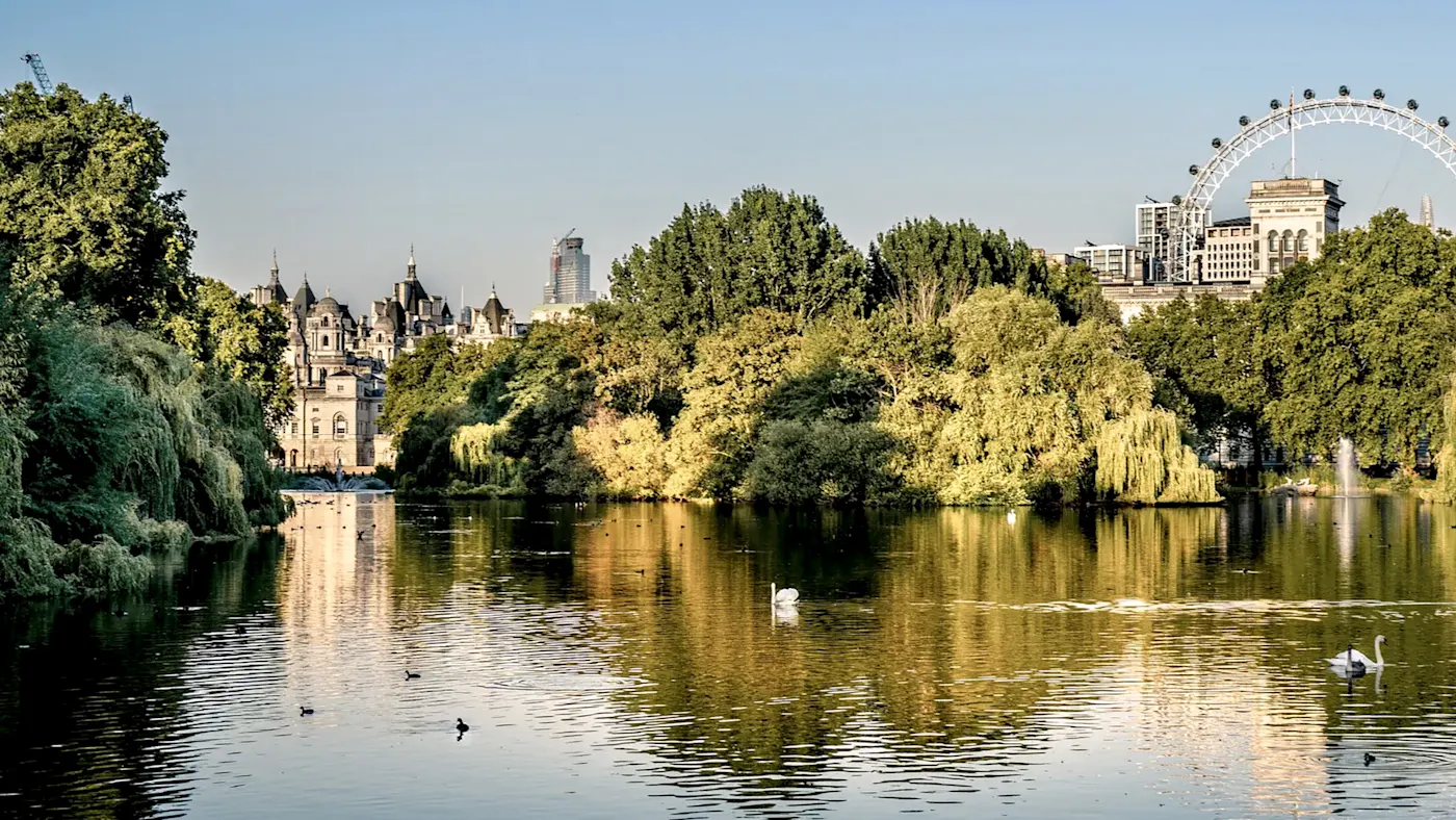 Vereinigtes Königreich, England, London St. James’s Park mit London Eye im Hintergrund, London, England, Vereinigtes Königreich.