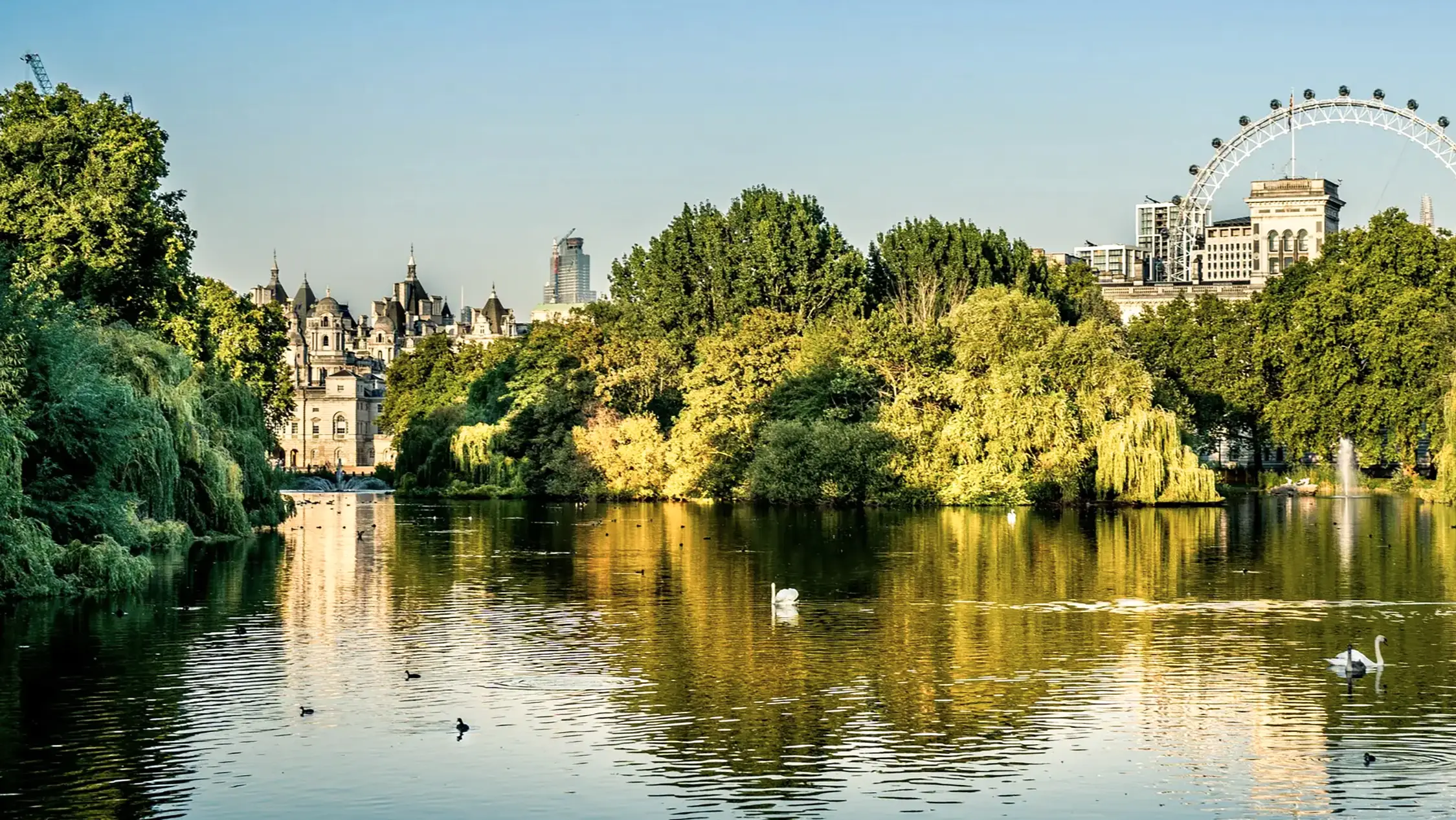 St. James’s Park avec le London Eye en arrière-plan, Londres, Angleterre, Royaume-Uni.