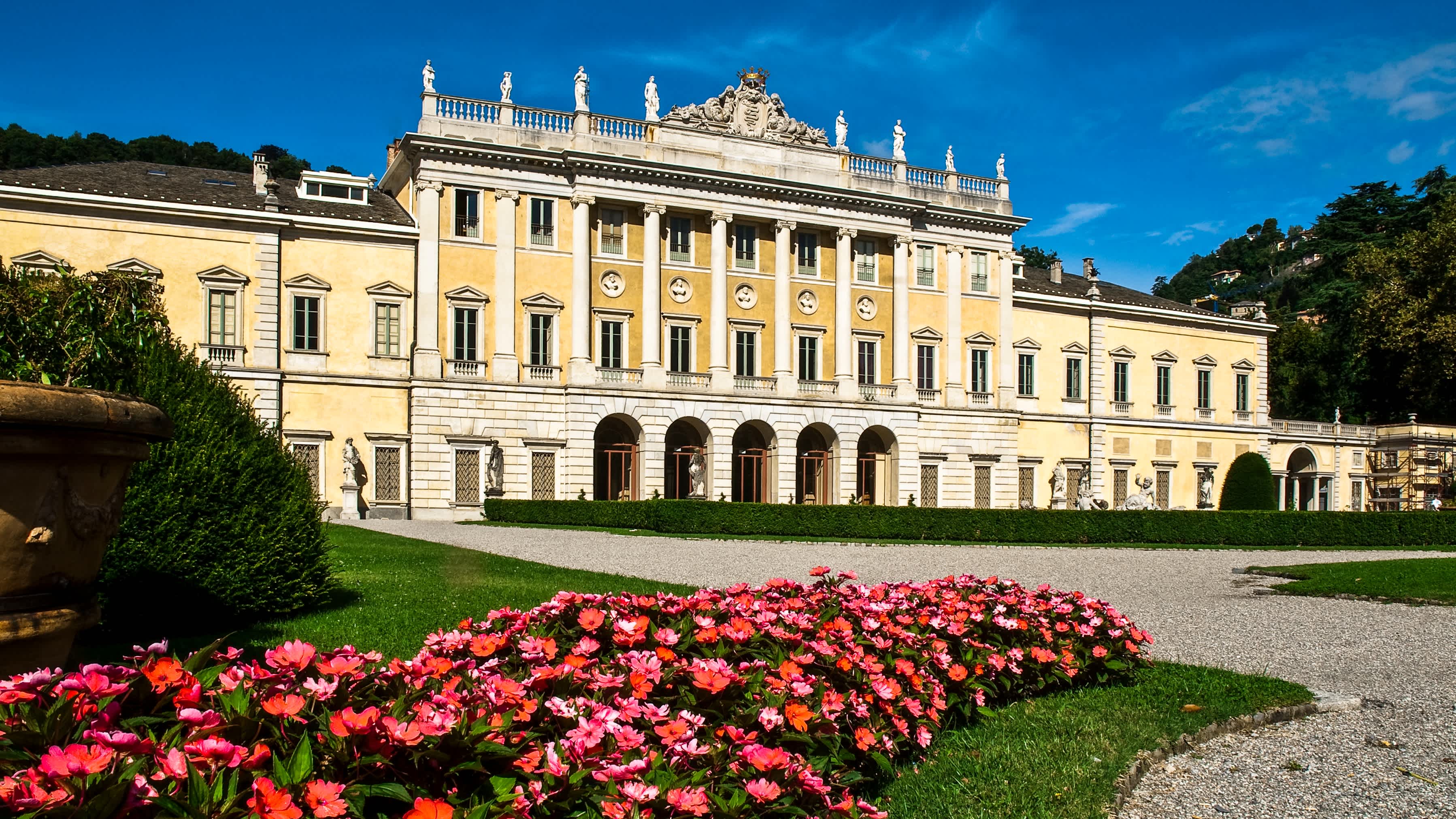 Façade de la Villa Olmo depuis le jardin fleuri, à Côme, en Italie.