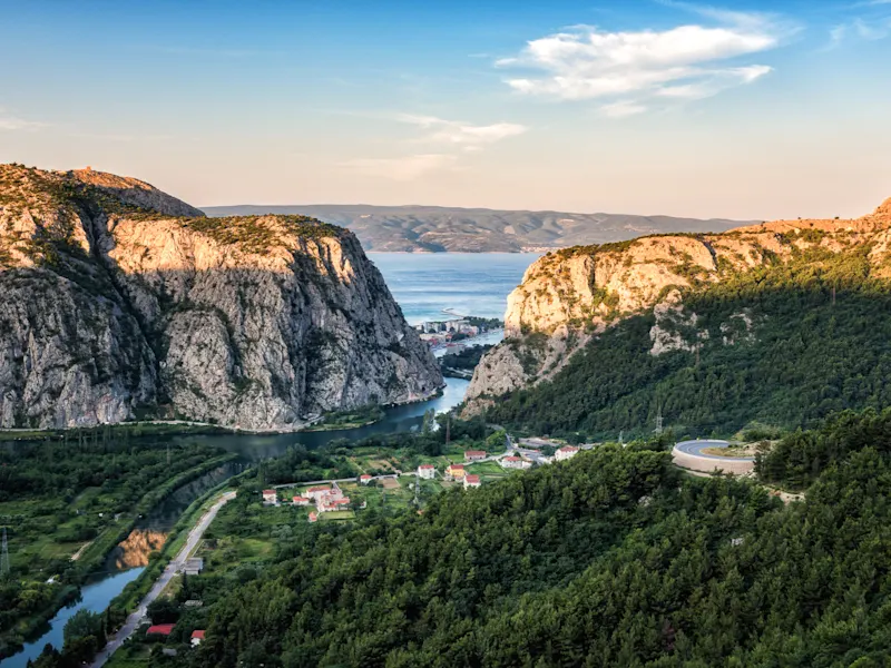 Kroatien, Dalmatien, Omis Flussmündung in Omis mit Berglandschaft