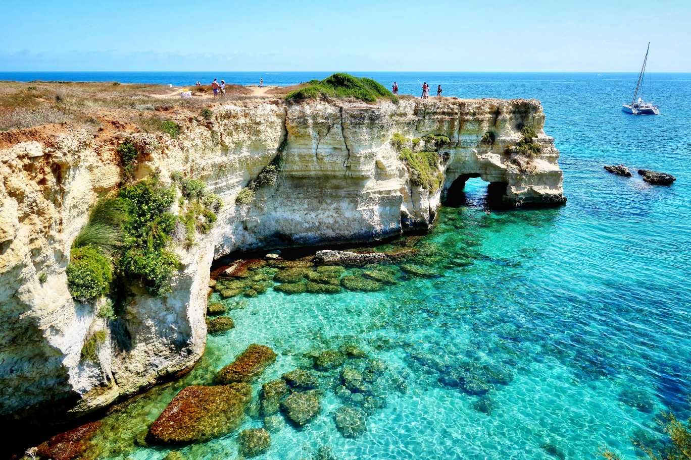 Blick auf die wunderschöne Küste von Apulien in Italien