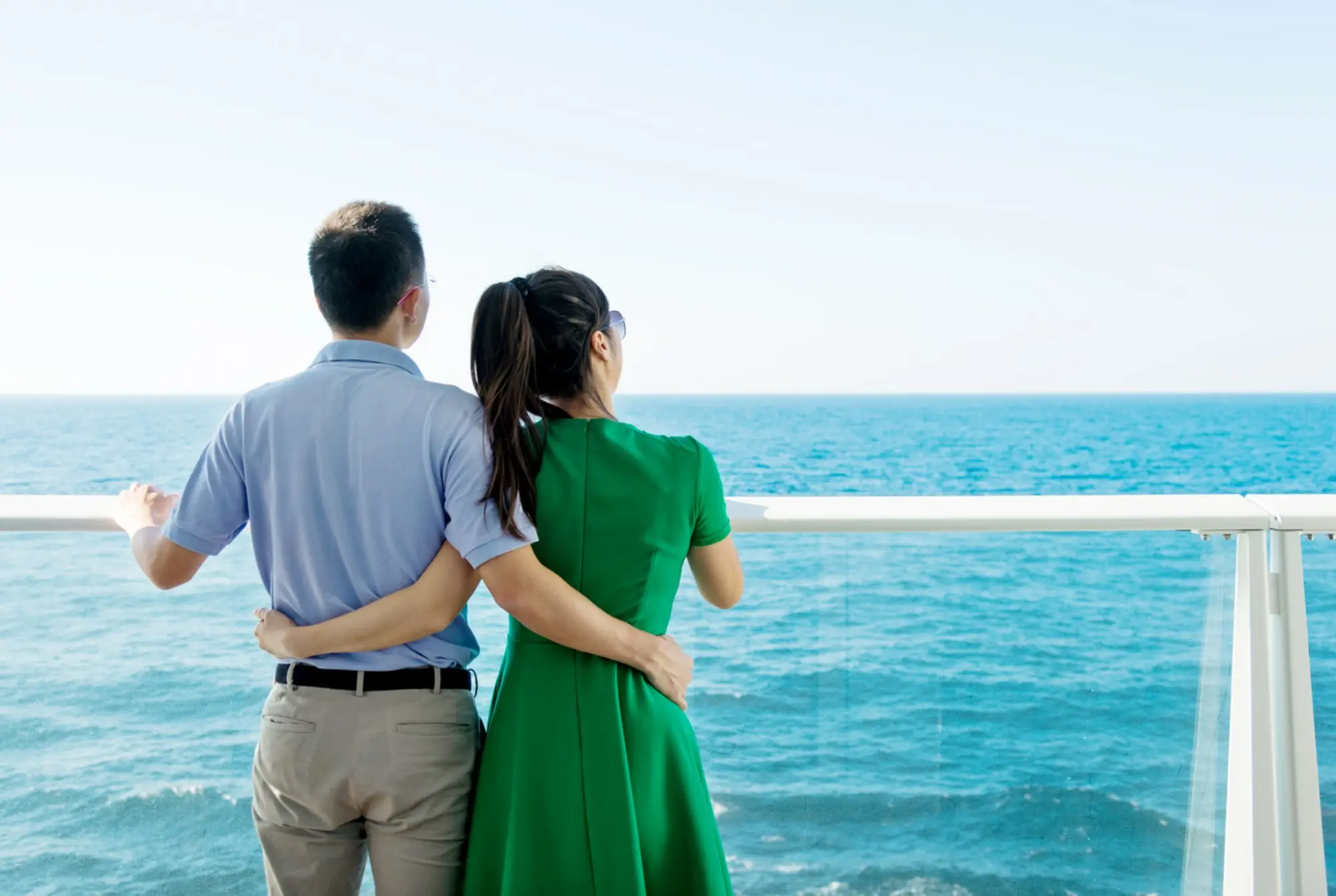 Jeune couple sur un bateau de croisière.